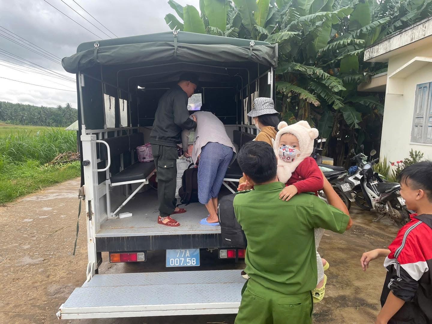 Cận cảnh C&ocirc;ng an Gia Lai căng m&igrave;nh di dời d&acirc;n trước b&atilde;o số 13 Kalmaegi - Ảnh 29.