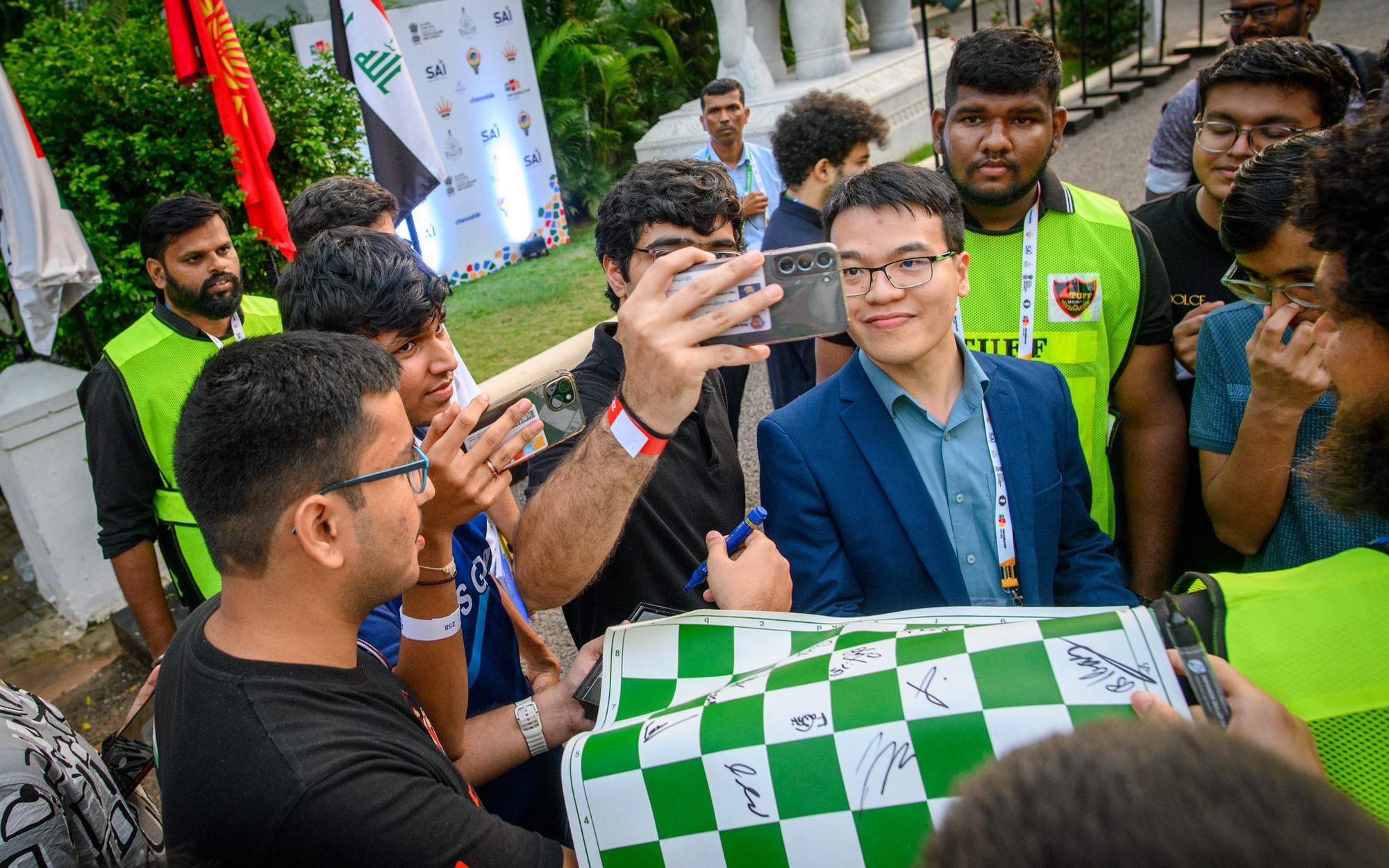 L&ecirc; Quang Li&ecirc;m thắng Jeffery Xiong v&ograve;ng 3 World Cup, "vua cờ" Gukesh bị loại sốc - Ảnh 4.