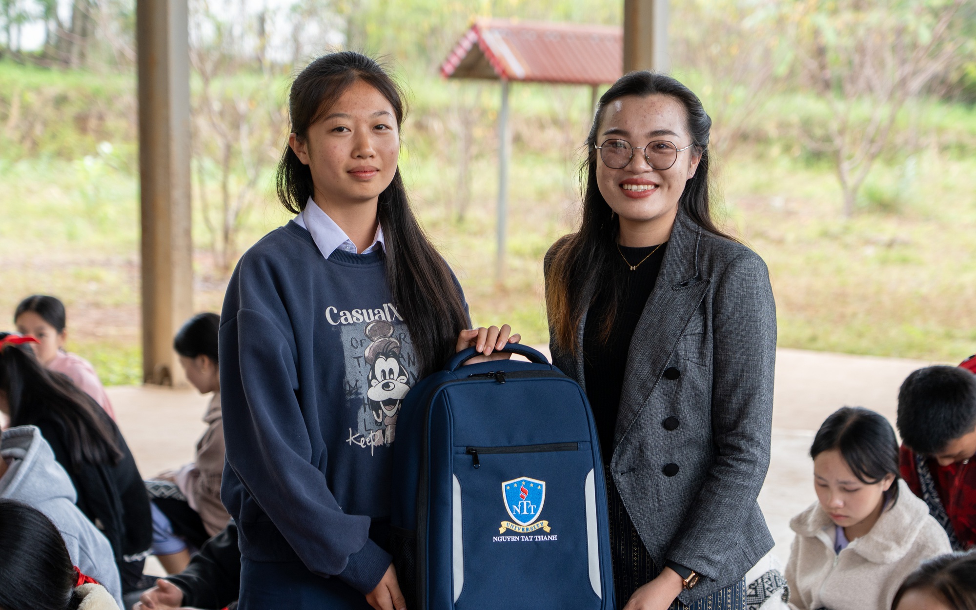 Trường ĐH Nguyễn Tất Thành trao tặng học bổng cho học sinh ở Lào