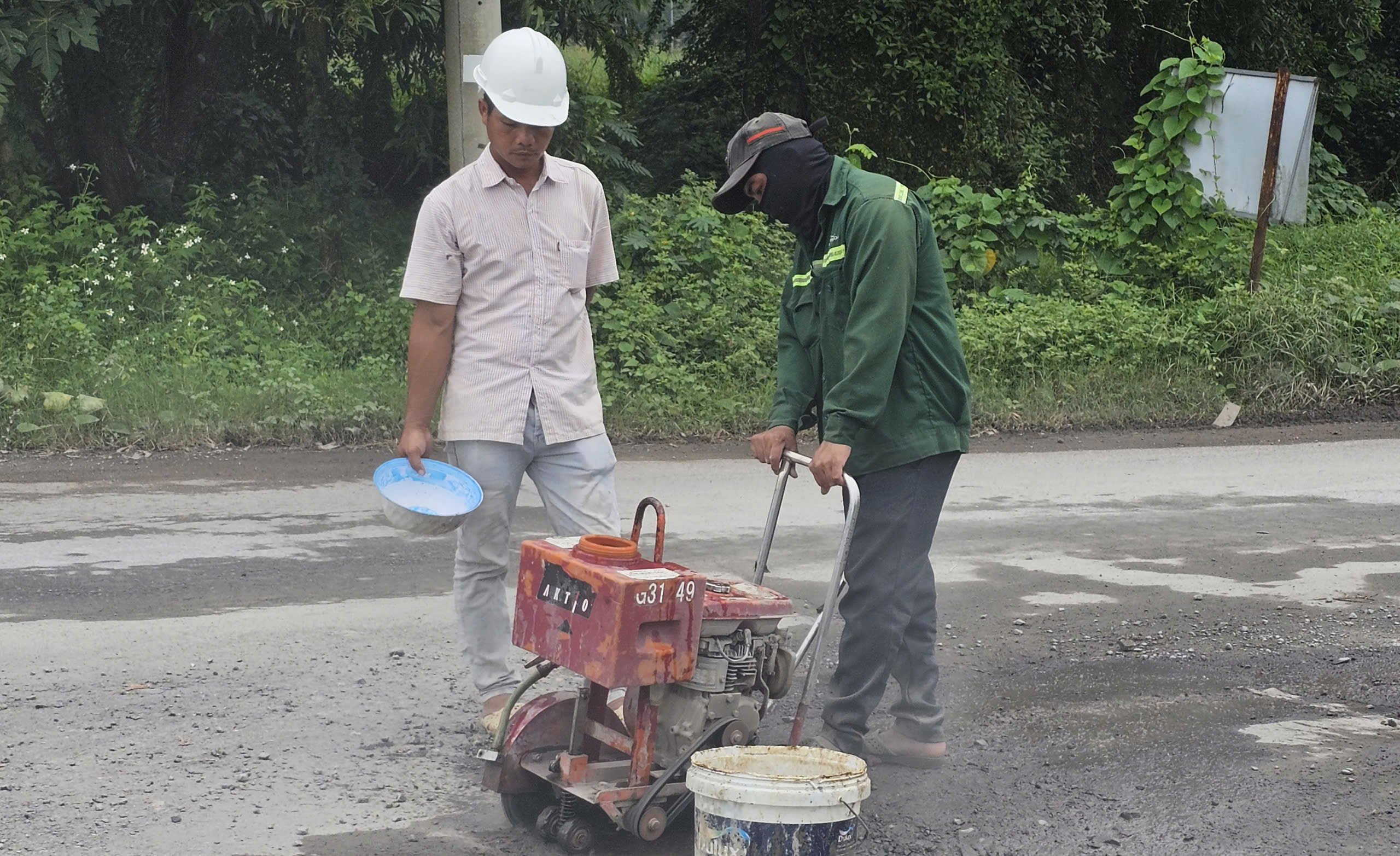 Đường Nguyễn Văn Cừ ở phường Chánh Hiệp, TP HCM đã được sửa chữa, dặm vá - Ảnh 4.