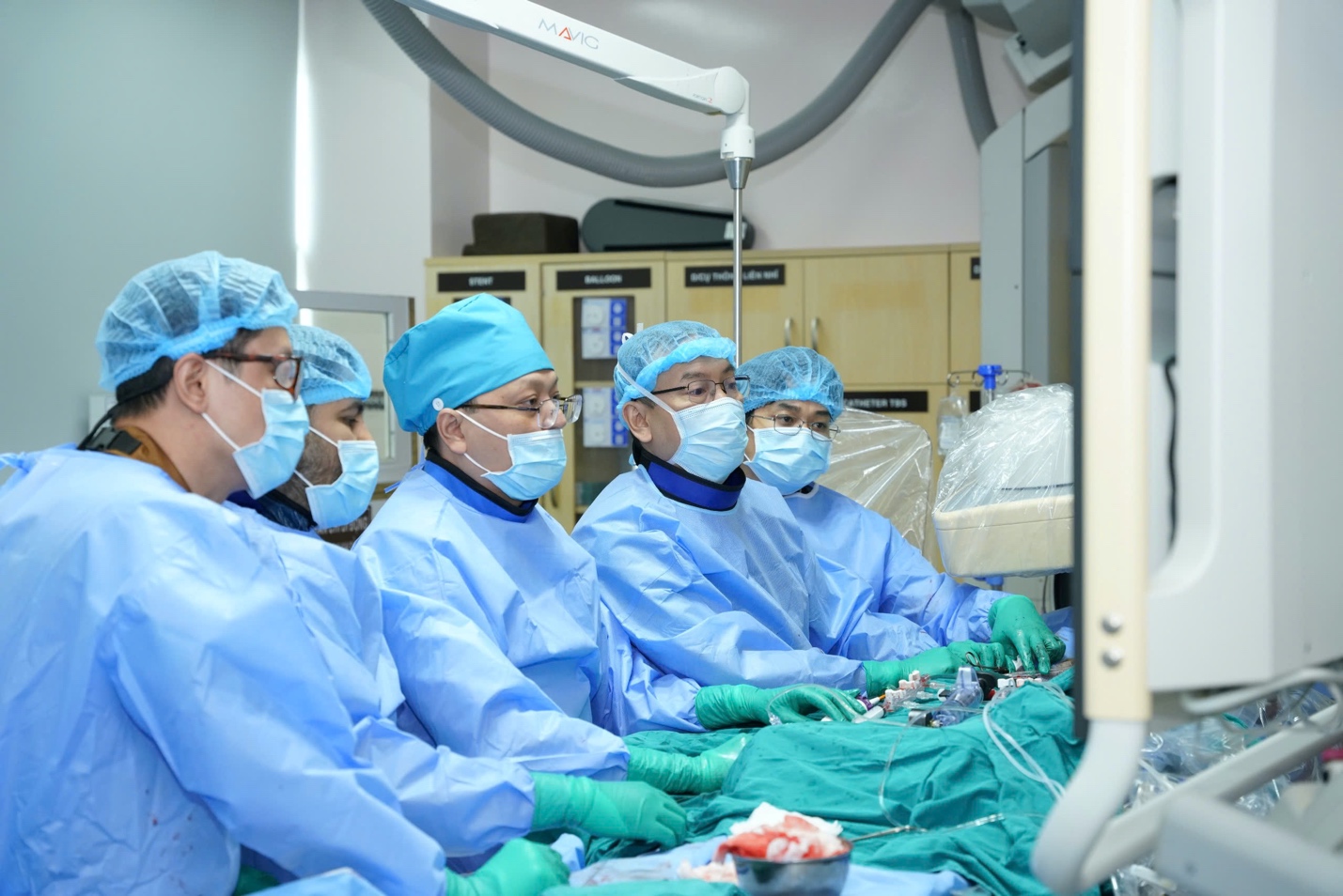 Phó Giám đốc Bệnh viện Đại học Y Dược TP HCM Nguyễn Hoàng Định được phong hàm giáo sư năm 2025 - Ảnh 2.