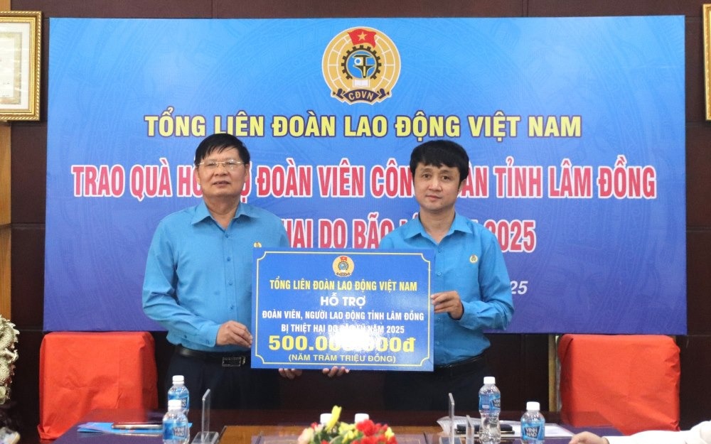 Tổng LĐLĐ Việt Nam trao 500 triệu đồng hỗ trợ công nhân tỉnh Lâm Đồng bị thiệt hại do bão lũ