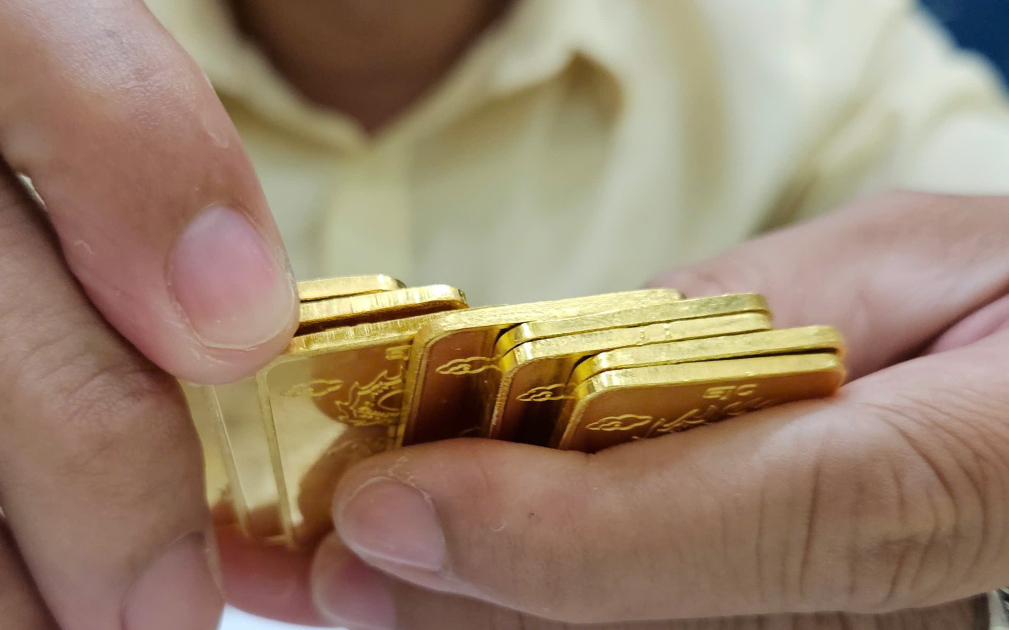 Giá vàng miếng SJC tăng vọt , cao hơn giá thế giới 21 triệu đồng / lượng - Ảnh 1.