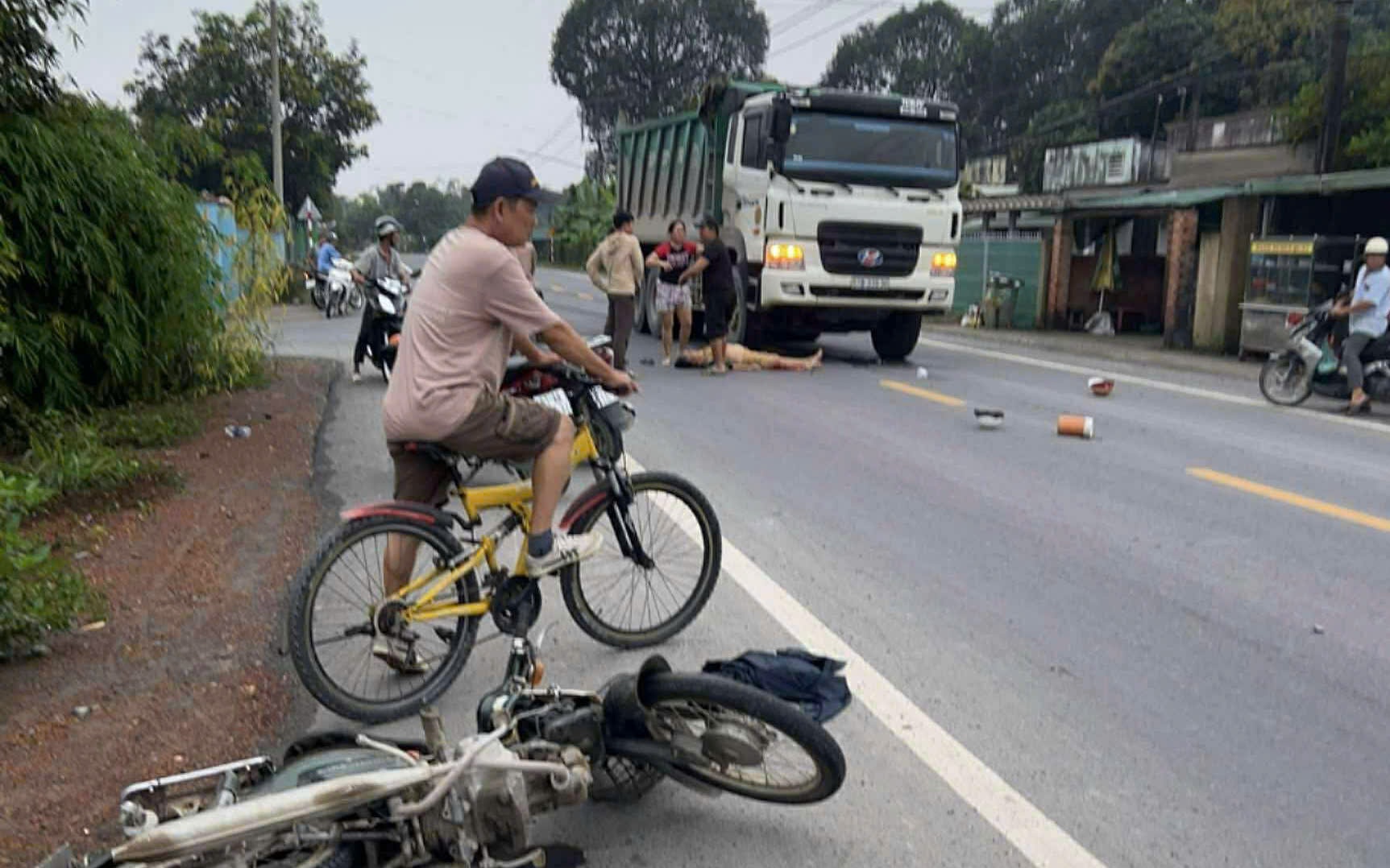 Camera ghi lại hình ảnh thương tâm người phụ nữ trung niên bị xe ben cán nát chân
