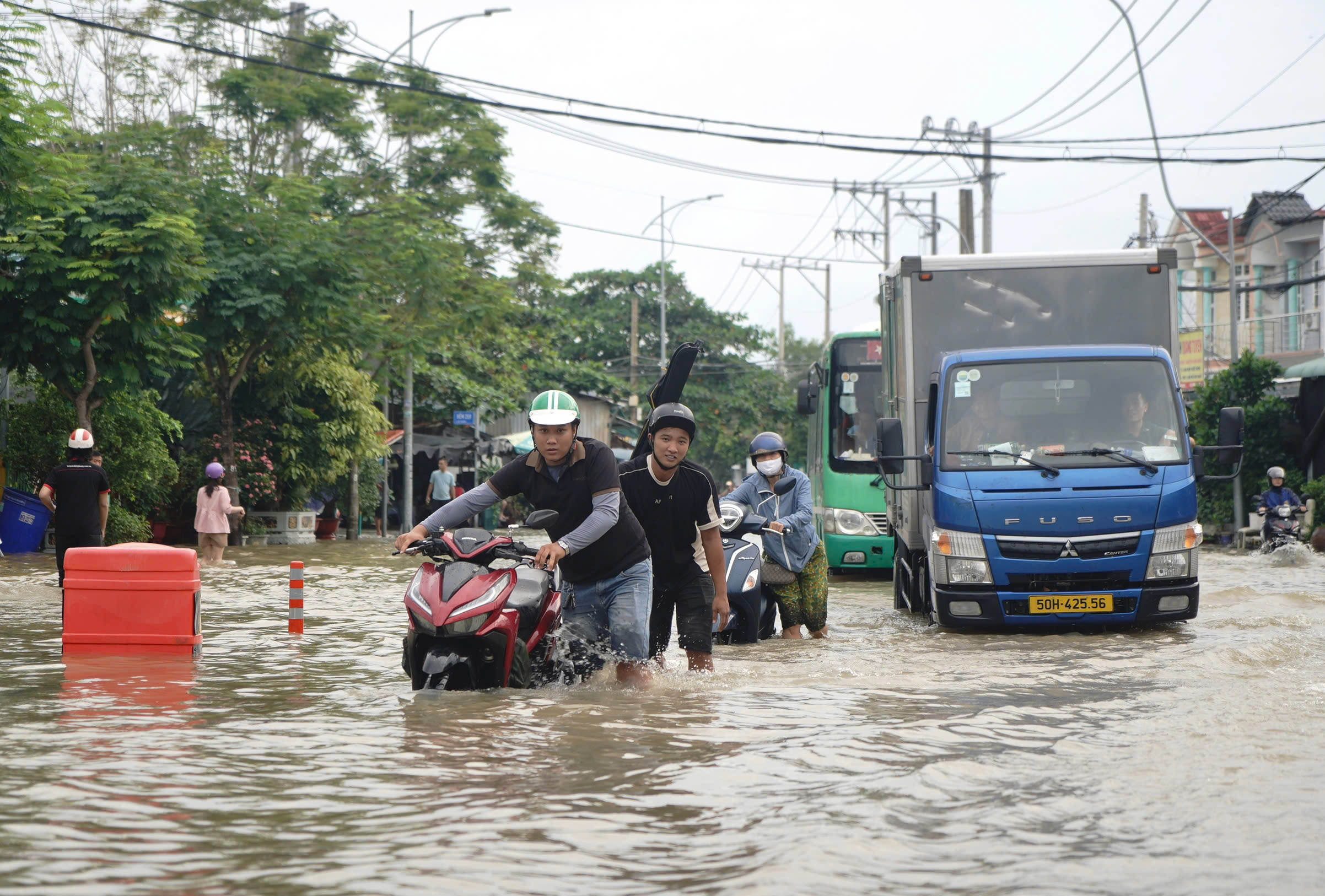 Ngập do mưa dông và triều cường ở TP HCM: Nhiều khuyến cao quan trọng - Ảnh 1.