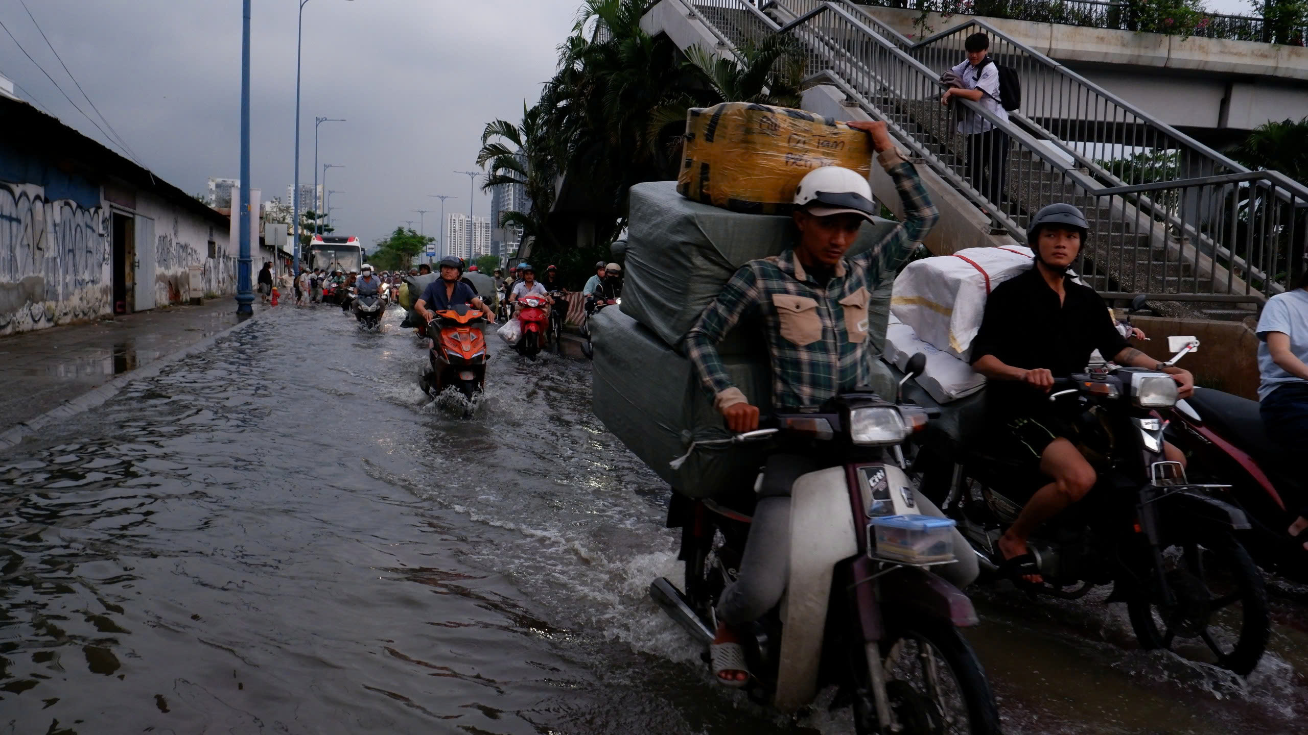Chiều nay, triều cường ở TP HCM vượt mức lịch sử, CSGT khuyến cáo người dân - Ảnh 1.