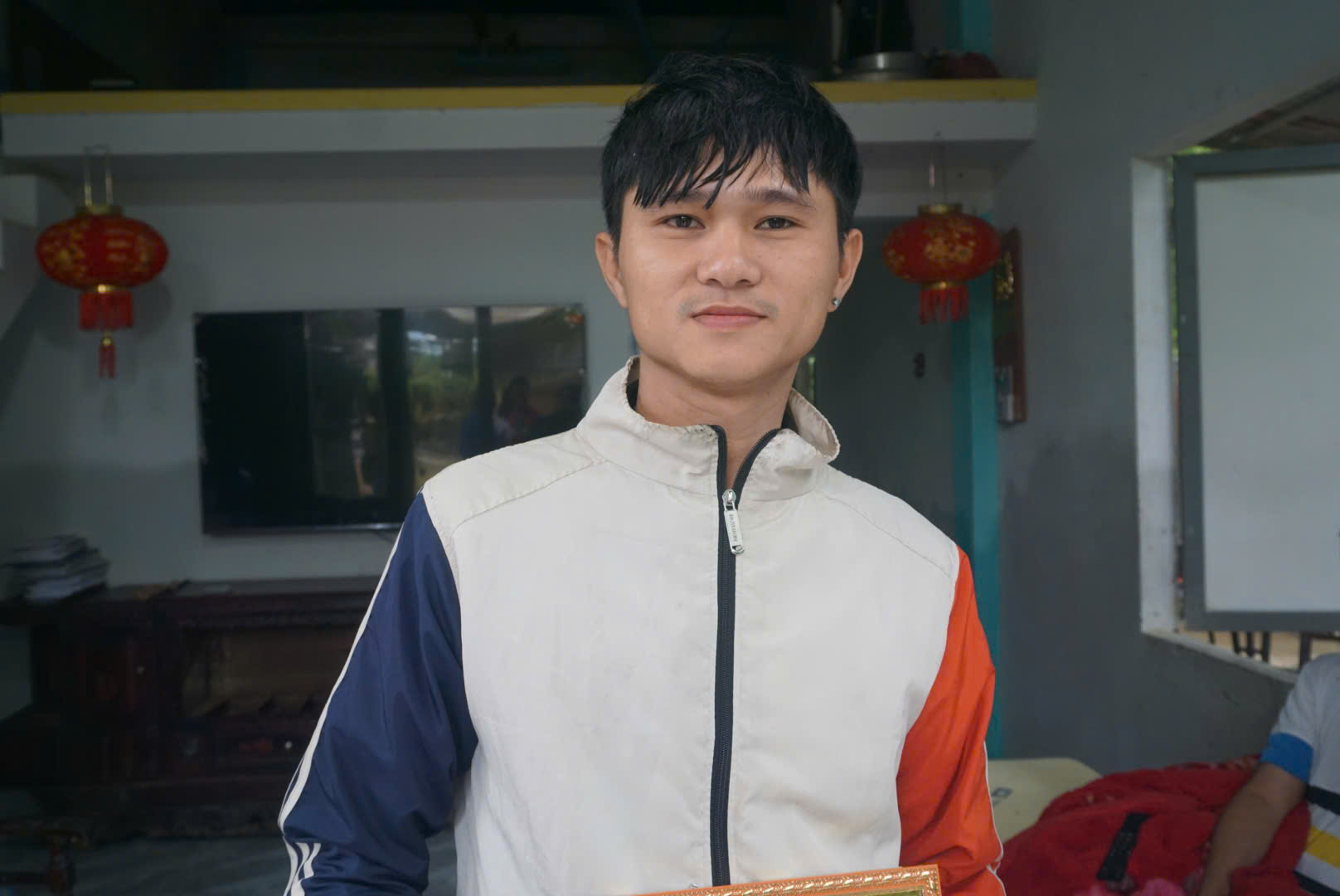 Người hùng áo đen dũng cảm cứu người giữa dòng nước lũ tại Đà Nẵng - Ảnh 3.