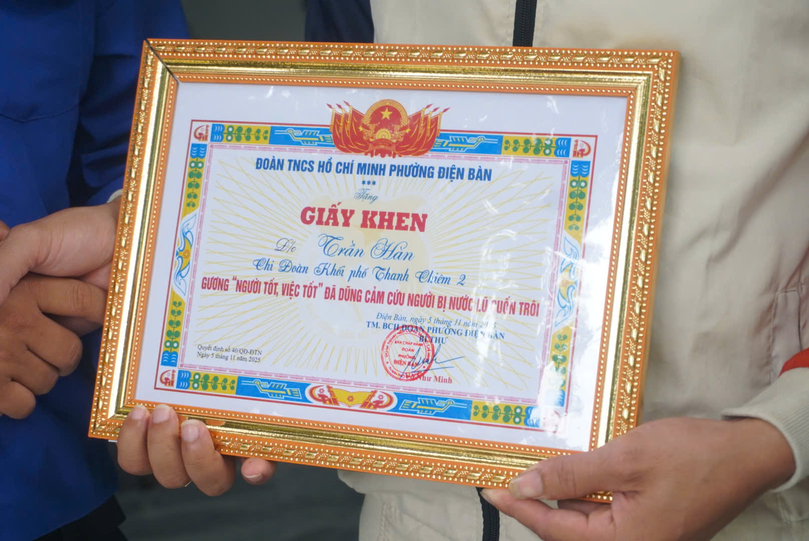 Người hùng áo đen dũng cảm cứu người giữa dòng nước lũ tại Đà Nẵng - Ảnh 2.