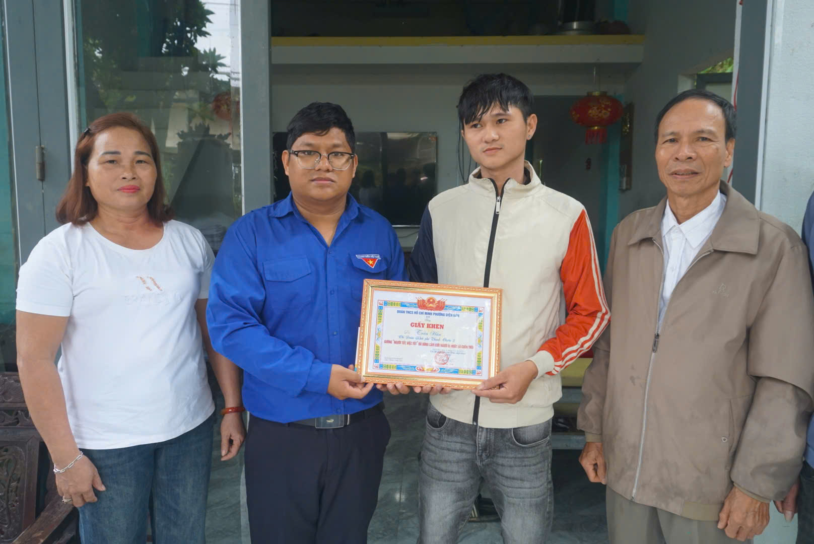 Người hùng áo đen dũng cảm cứu người giữa dòng nước lũ tại Đà Nẵng - Ảnh 1.