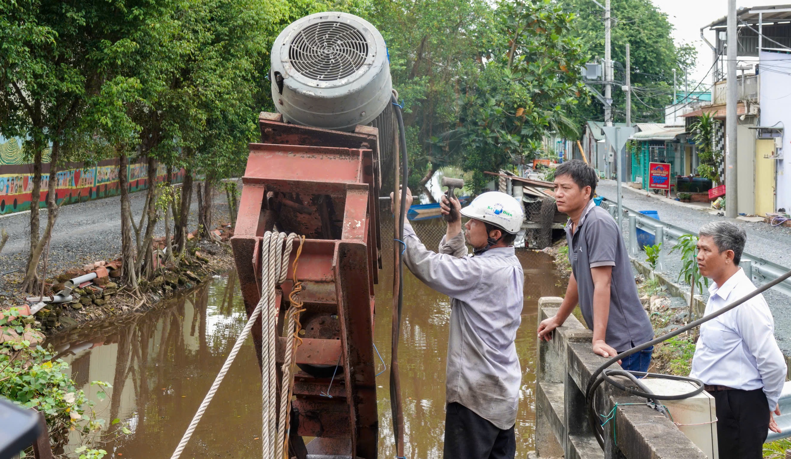 L&atilde;nh đạo TP HCM thăm l&agrave;ng mai B&igrave;nh Lợi ngập do triều cường - Ảnh 5.