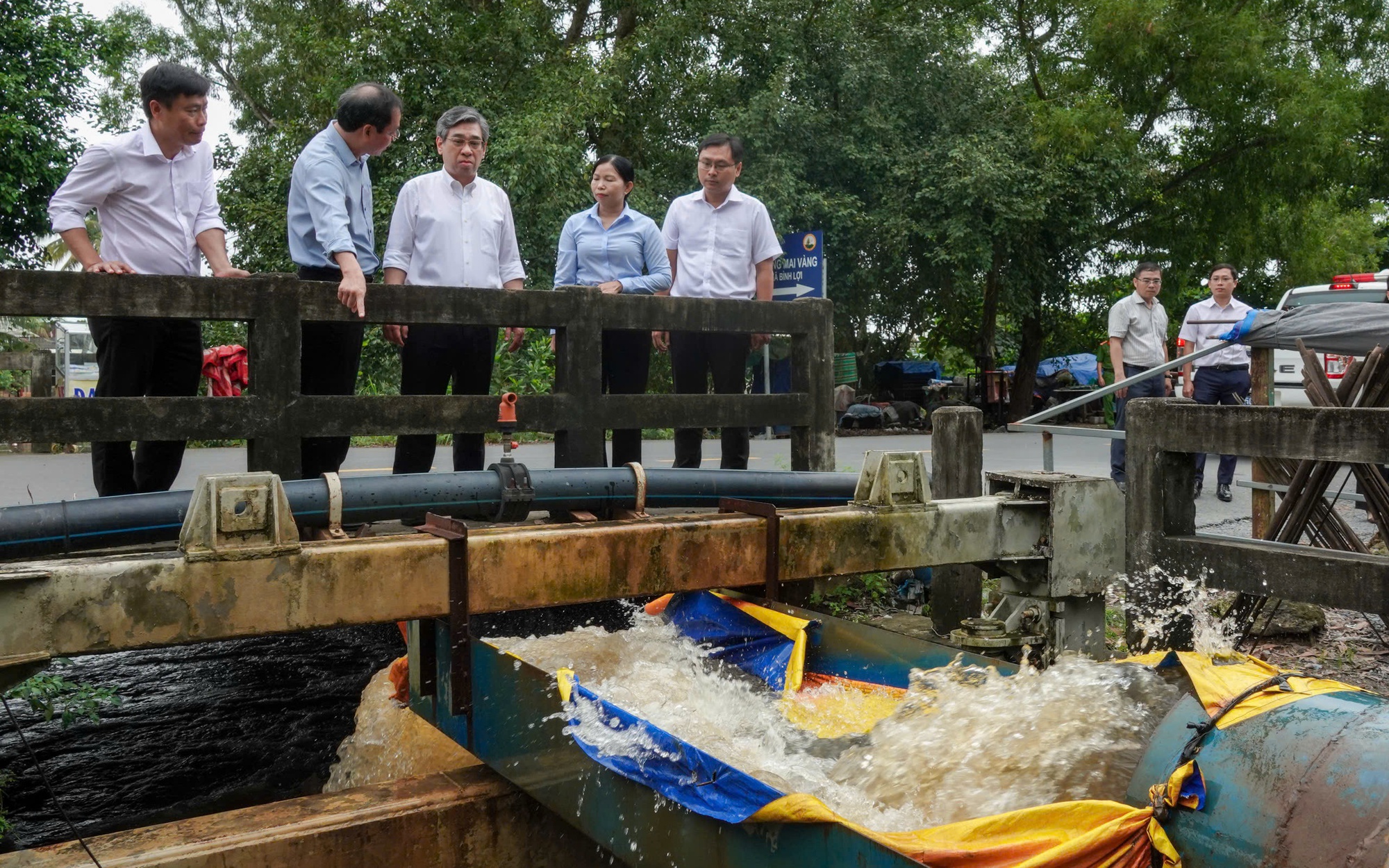 Lãnh đạo TP HCM thăm làng mai Bình Lợi ngập do 
triều cường