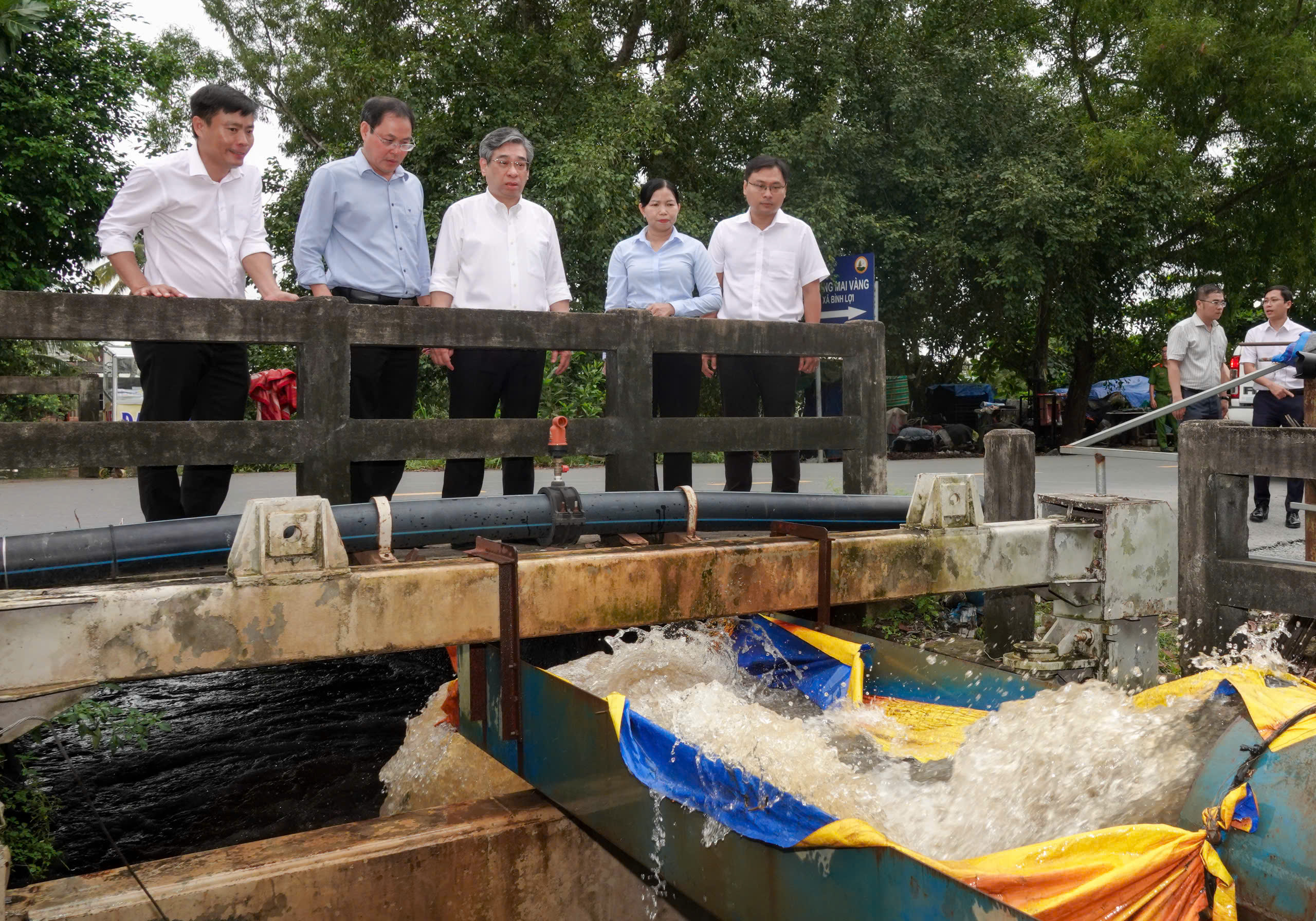 L&atilde;nh đạo TP HCM thăm l&agrave;ng mai B&igrave;nh Lợi ngập do triều cường - Ảnh 1.