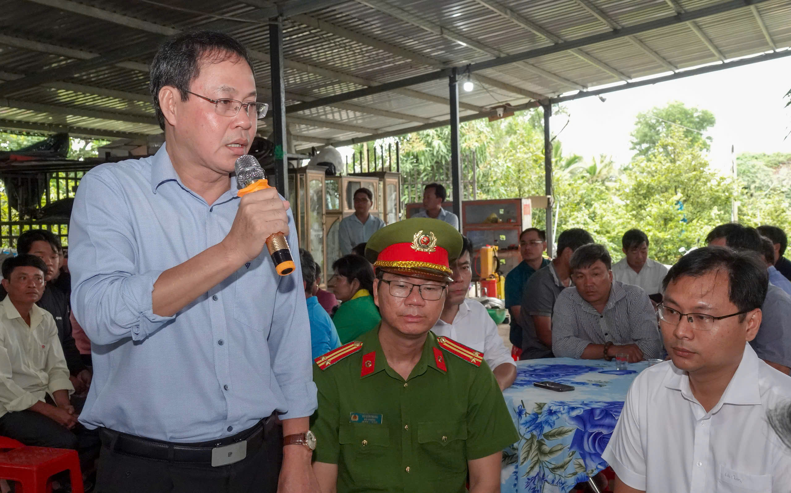 L&atilde;nh đạo TP HCM thăm l&agrave;ng mai B&igrave;nh Lợi ngập do triều cường - Ảnh 6.