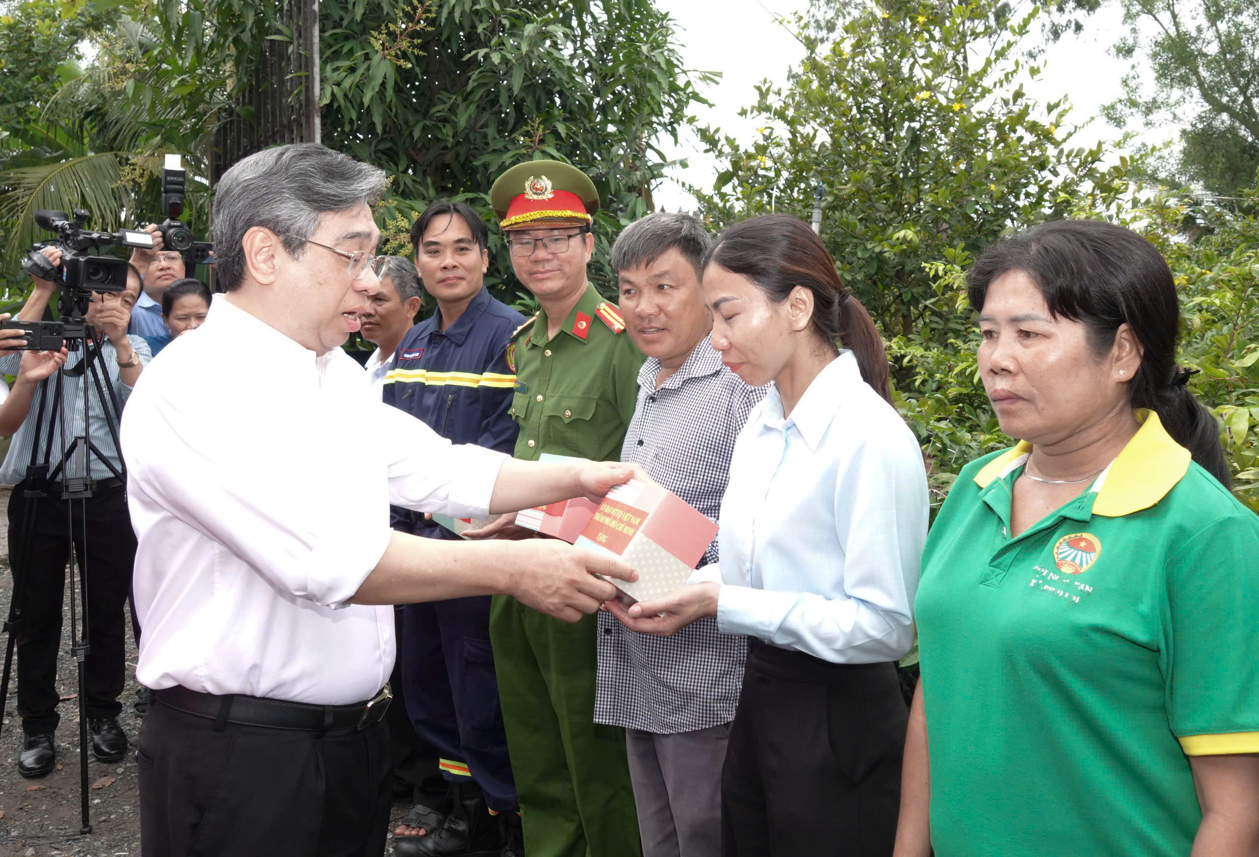 L&atilde;nh đạo TP HCM thăm l&agrave;ng mai B&igrave;nh Lợi ngập do triều cường - Ảnh 2.