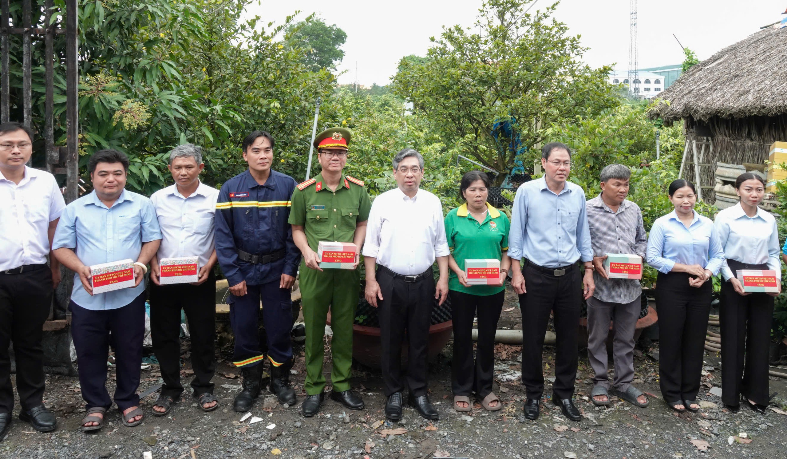 L&atilde;nh đạo TP HCM thăm l&agrave;ng mai B&igrave;nh Lợi ngập do triều cường - Ảnh 4.