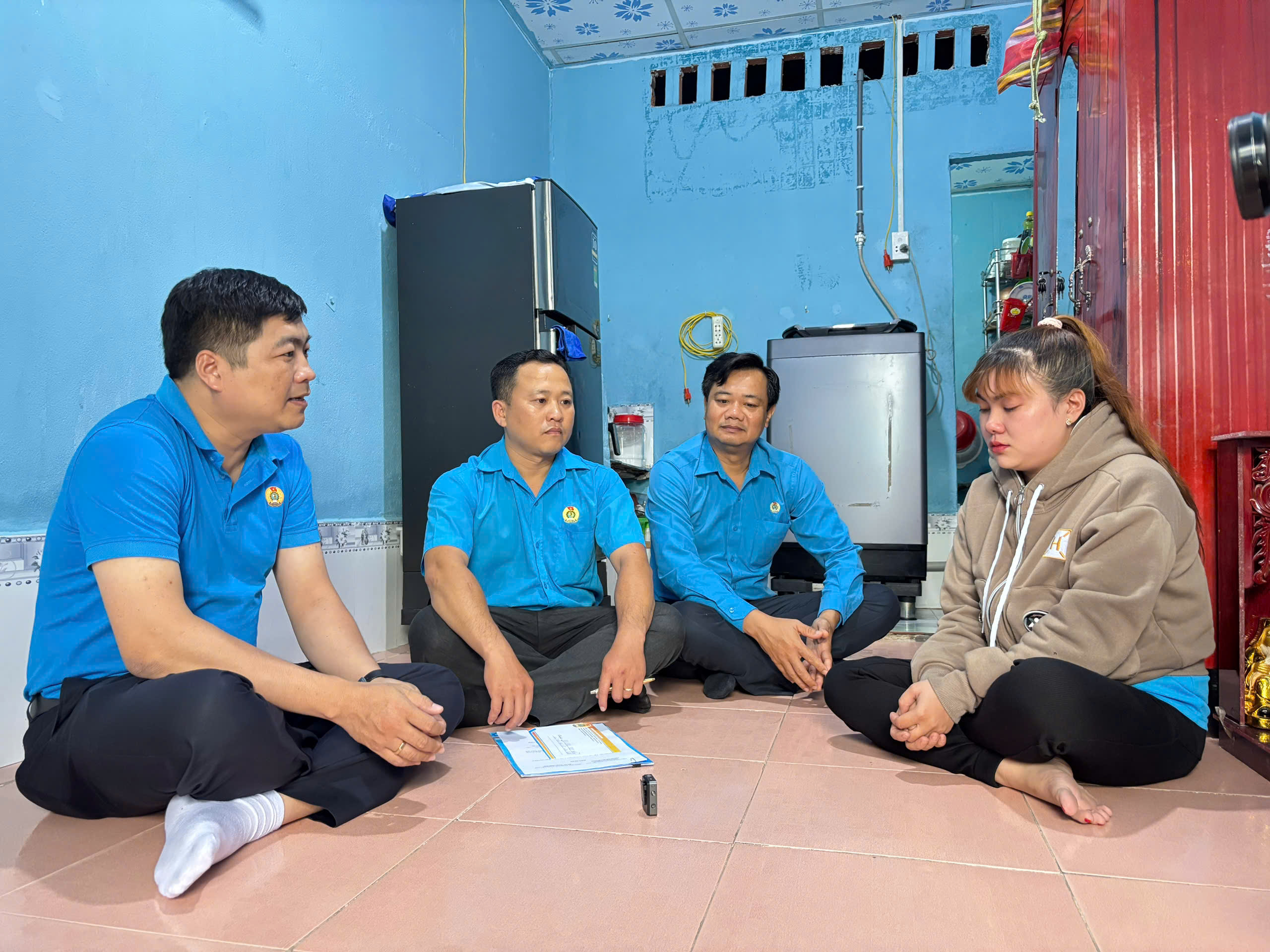 Lãnh đạo LĐLĐ TP HCM thăm, hỗ trợ gia đình đoàn viên đặc biệt khó khăn - Ảnh 1.