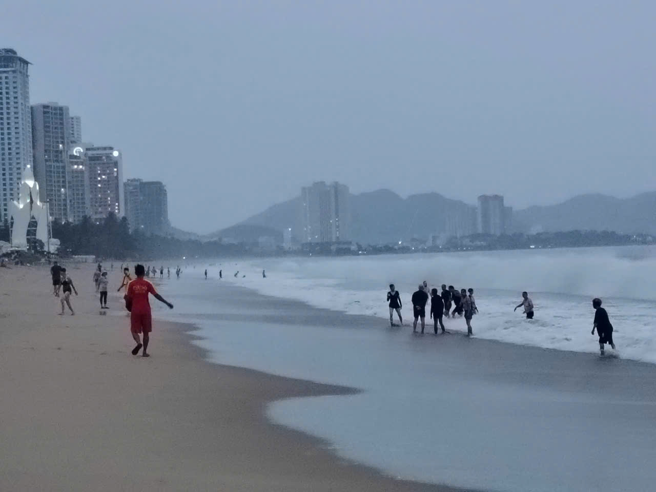 Clip người dân, du khách ở Nha Trang xem bão, lướt sóng bất chấp nguy hiểm - Ảnh 1.