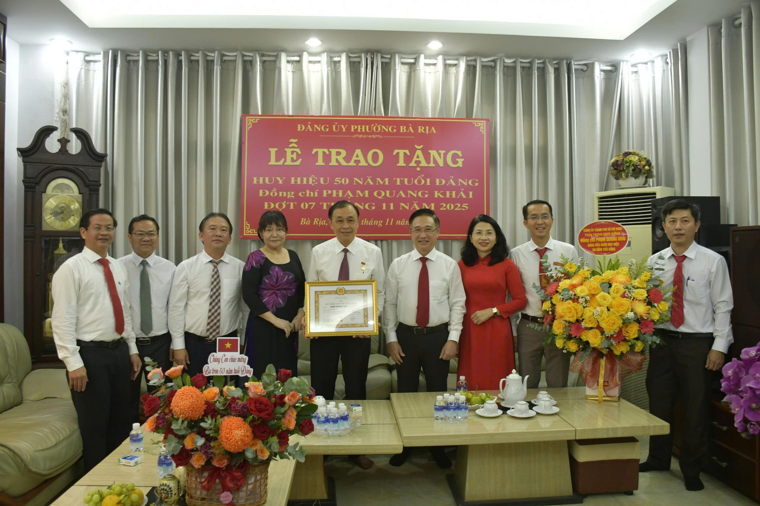 Trao Huy hiệu 50 năm tuổi Đảng cho nguy&ecirc;n Ph&oacute; B&iacute; thư Thường trực Tỉnh ủy B&agrave; Rịa - Vũng T&agrave;u - Ảnh 1.