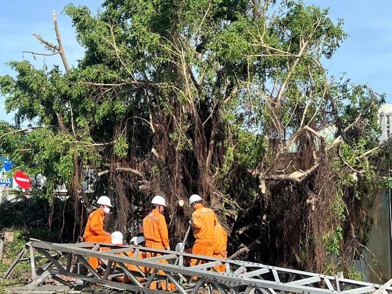 Miền Trung: Hơn 1,6 triệu kh&aacute;ch h&agrave;ng bị mất điện do ảnh hưởng b&atilde;o số 13 Kalmaegi - Ảnh 2.