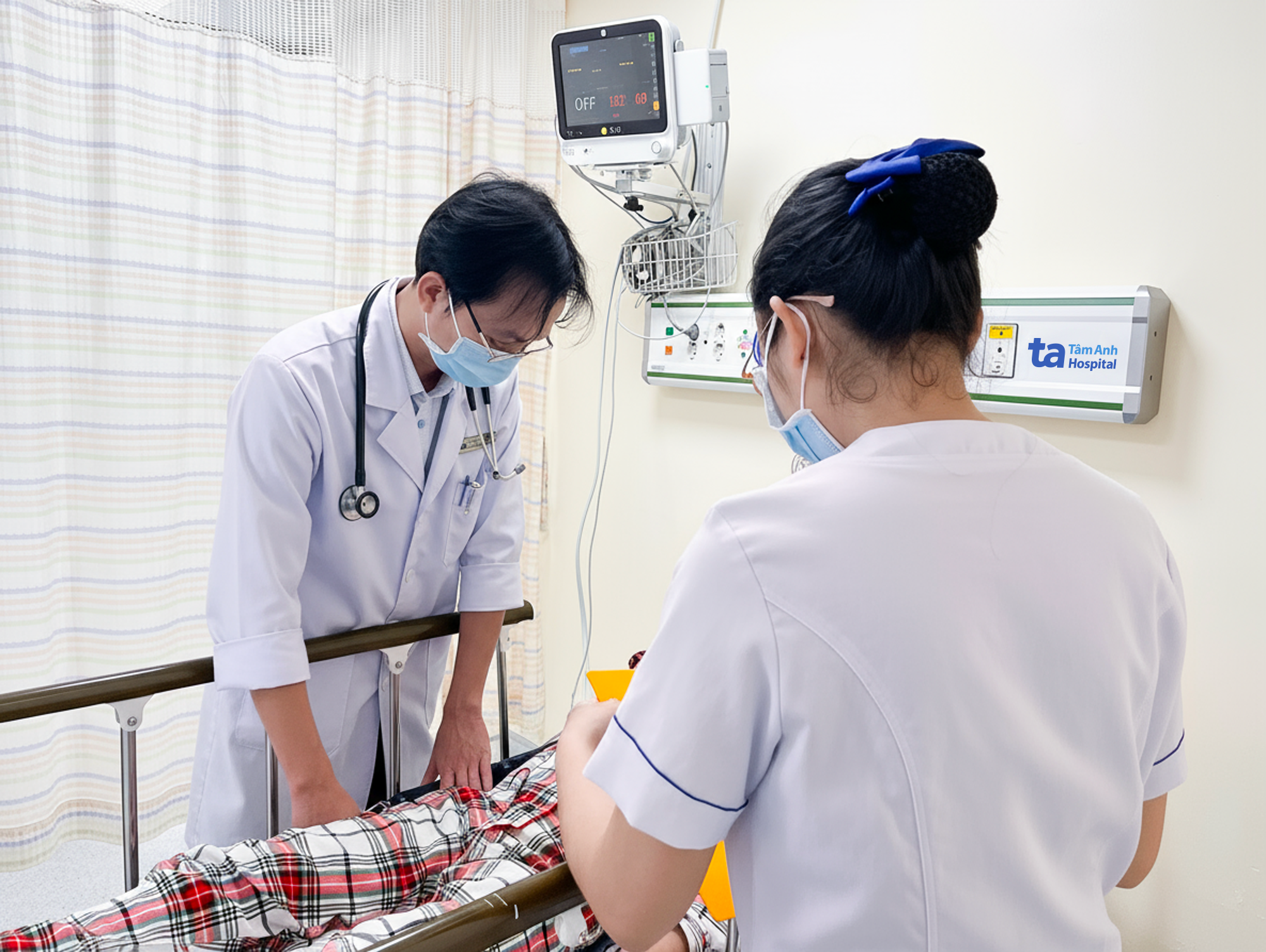 Th&ecirc;m nhiều bệnh nh&acirc;n nghi ngộ độc b&aacute;nh m&igrave; ở phường Hạnh Th&ocirc;ng, TP HCM - Ảnh 1.
