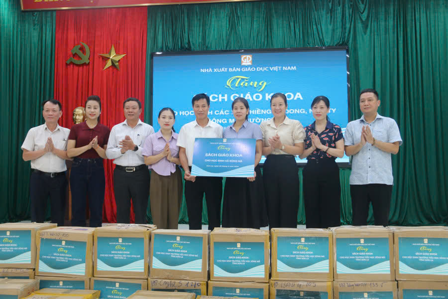 NXB Giáo dục Việt Nam đồng hành cùng học sinh và trường học vùng bão lũ - Ảnh 2.