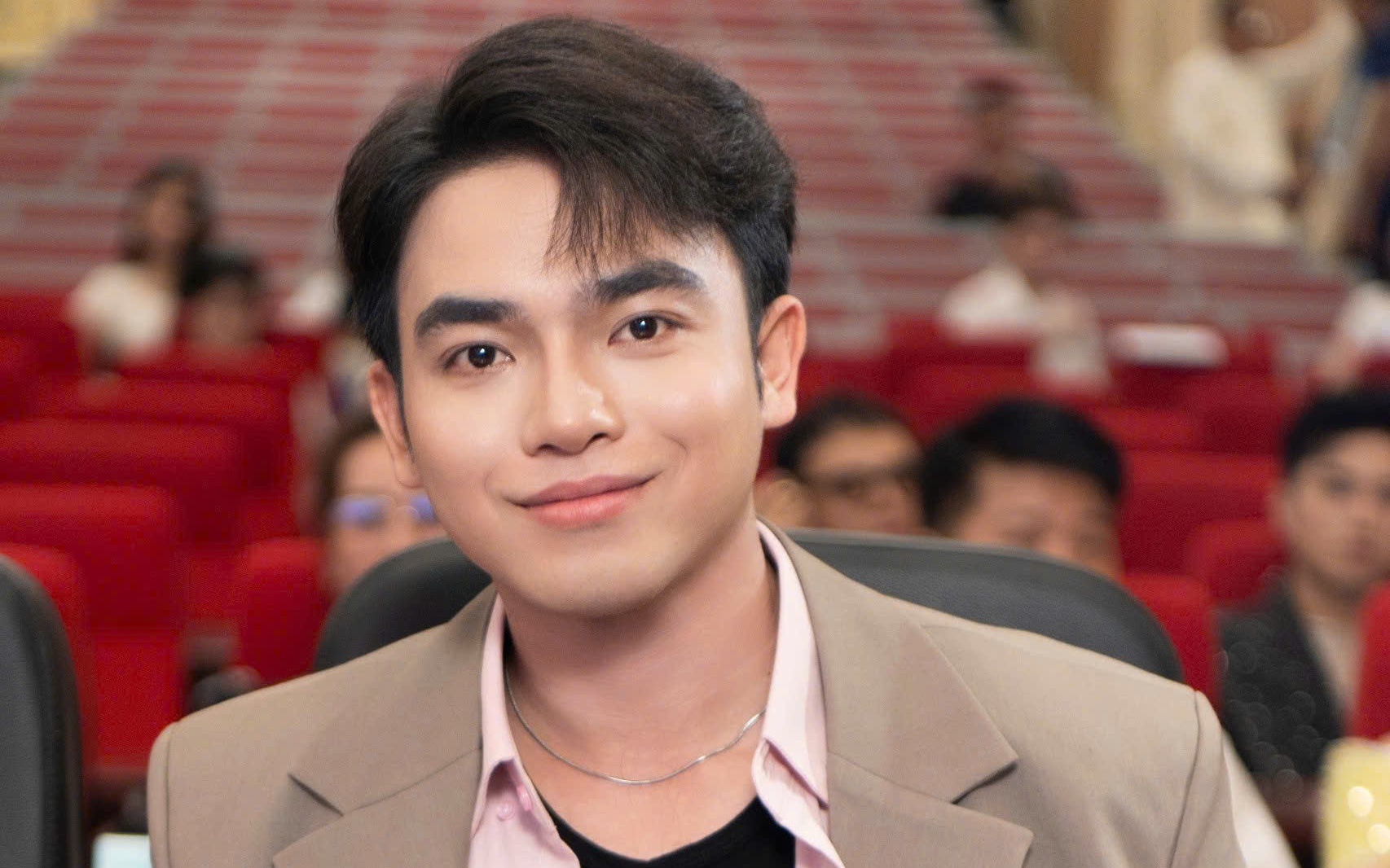 Nhà văn Hải Triều đáp trả khéo léo trước nghi ngờ năng lực