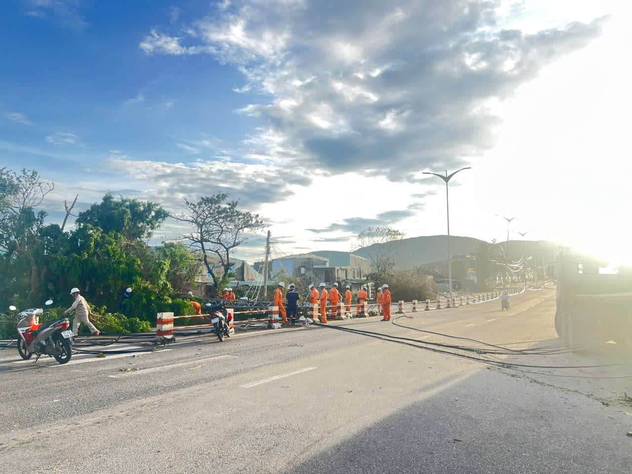 Miền Trung: Hơn 1,6 triệu kh&aacute;ch h&agrave;ng bị mất điện do ảnh hưởng b&atilde;o số 13 Kalmaegi - Ảnh 4.