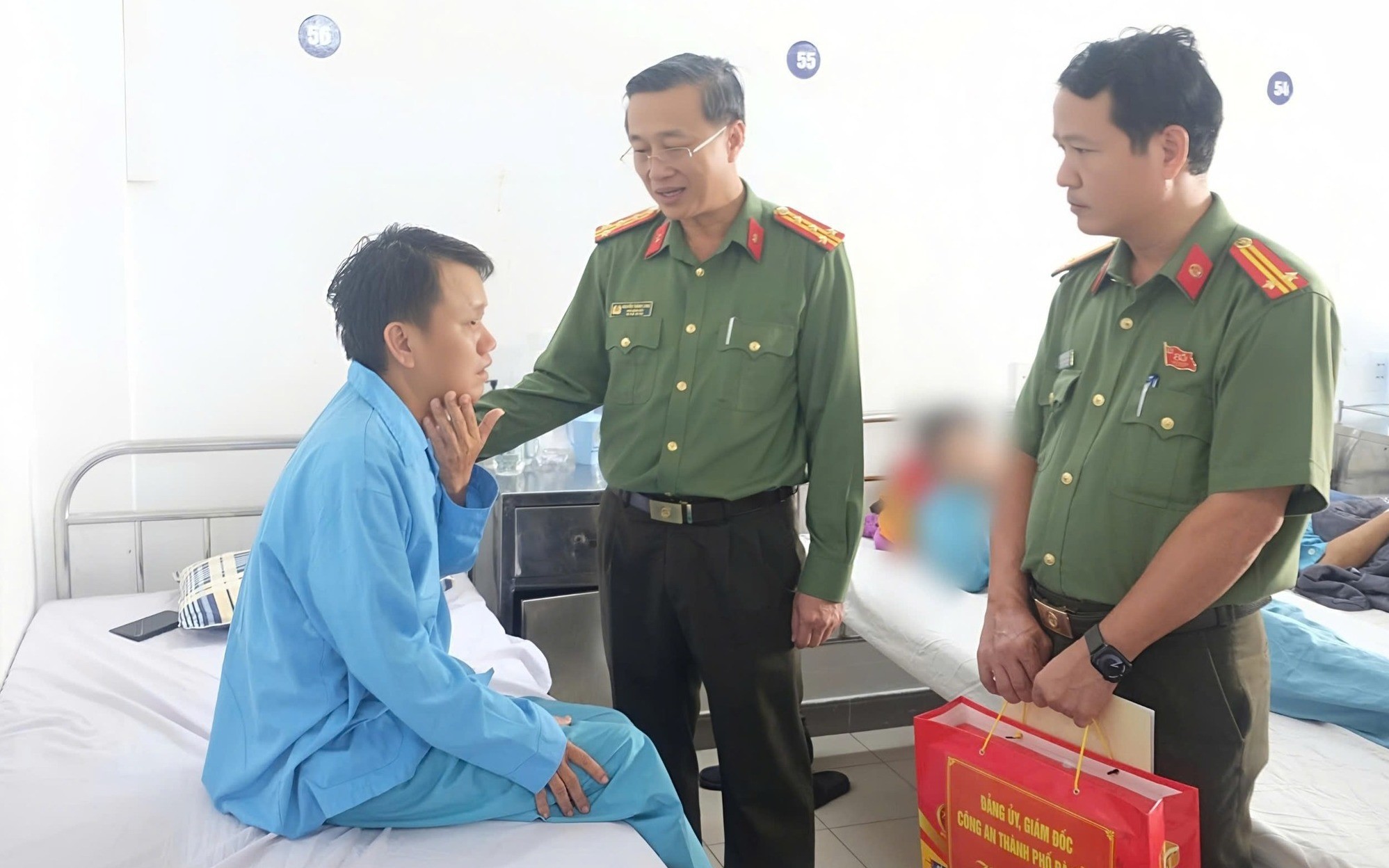 Lãnh đạo Công an Đà Nẵng thăm hỏi các bảo vệ an ninh trật tự ở cơ sở bị thương khi giúp dân