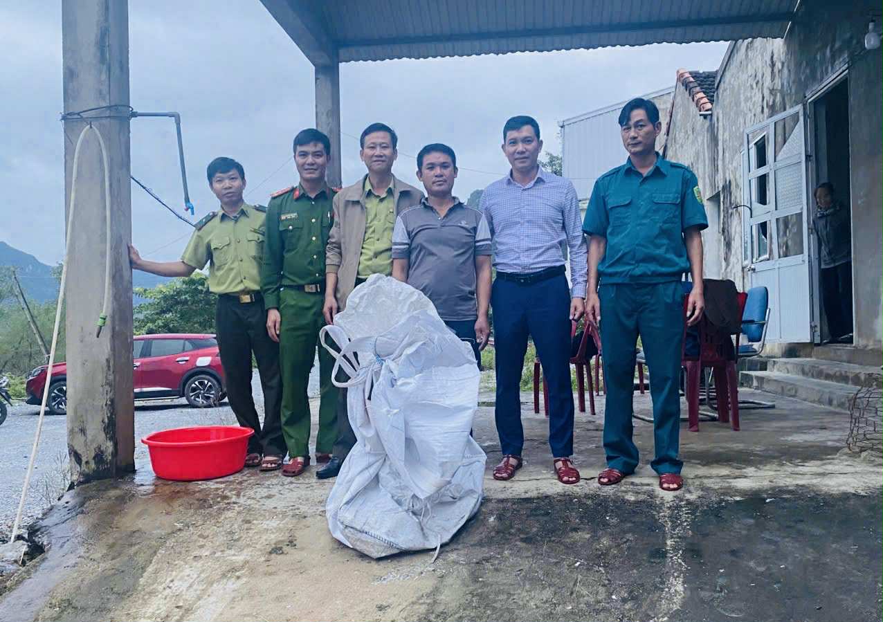 Trăn đất q&uacute;y hiếm nặng 30kg xuất hiện bất ngờ trong vườn nh&agrave; d&acirc;n - Ảnh 2.