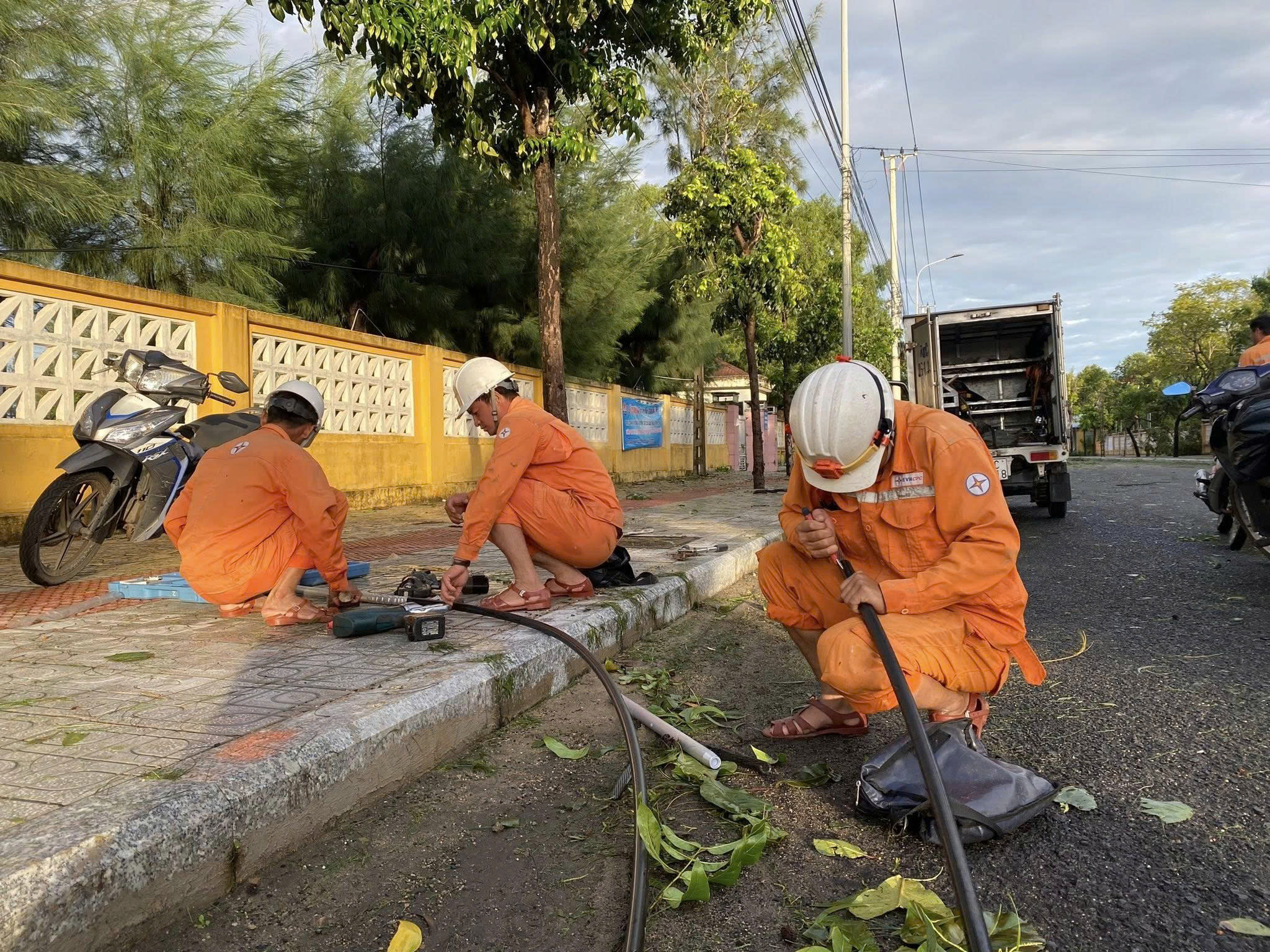 Miền Trung: Hơn 1,6 triệu kh&aacute;ch h&agrave;ng bị mất điện do ảnh hưởng b&atilde;o số 13 Kalmaegi - Ảnh 6.