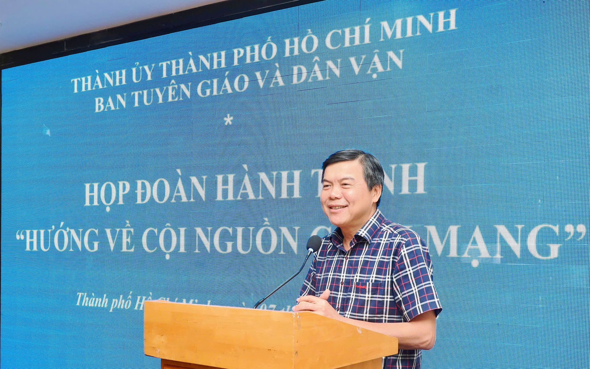 Hơn 100 người làm báo TP HCM tham gia hành trình "Hướng về cội nguồn Cách mạng"