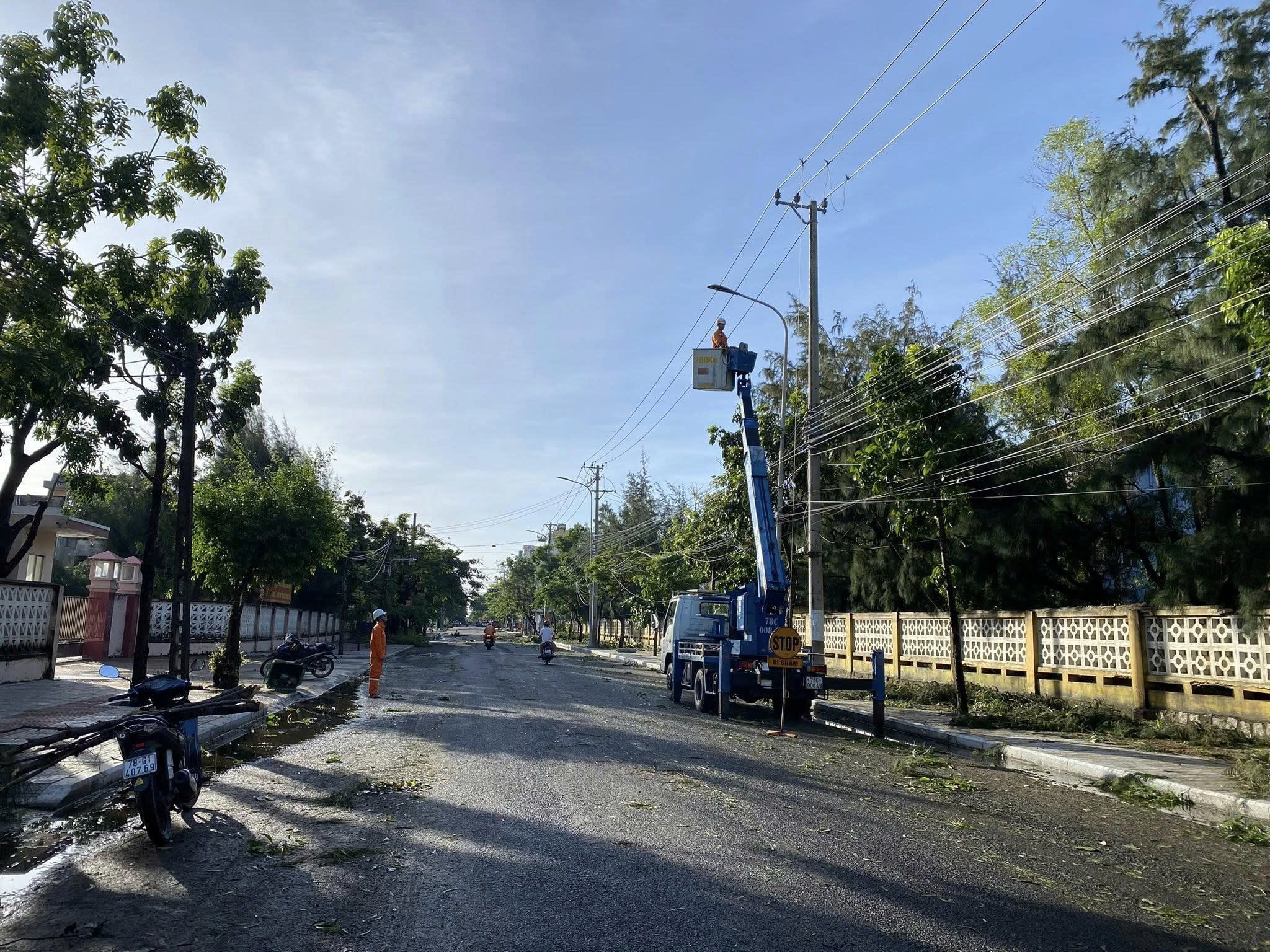 Miền Trung: Hơn 1,6 triệu kh&aacute;ch h&agrave;ng bị mất điện do ảnh hưởng b&atilde;o số 13 Kalmaegi - Ảnh 8.