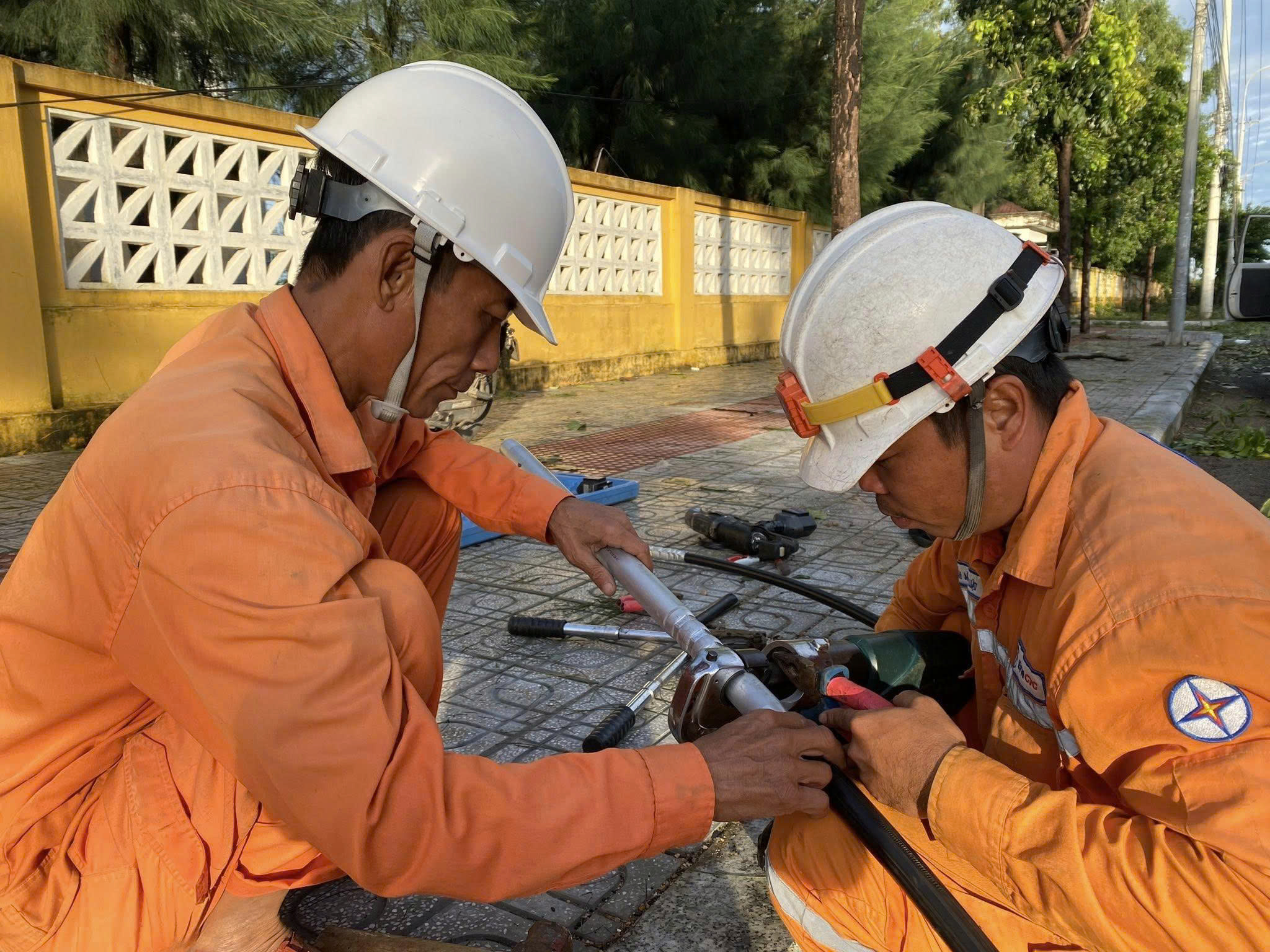 Miền Trung: Hơn 1,6 triệu kh&aacute;ch h&agrave;ng bị mất điện do ảnh hưởng b&atilde;o số 13 Kalmaegi - Ảnh 9.