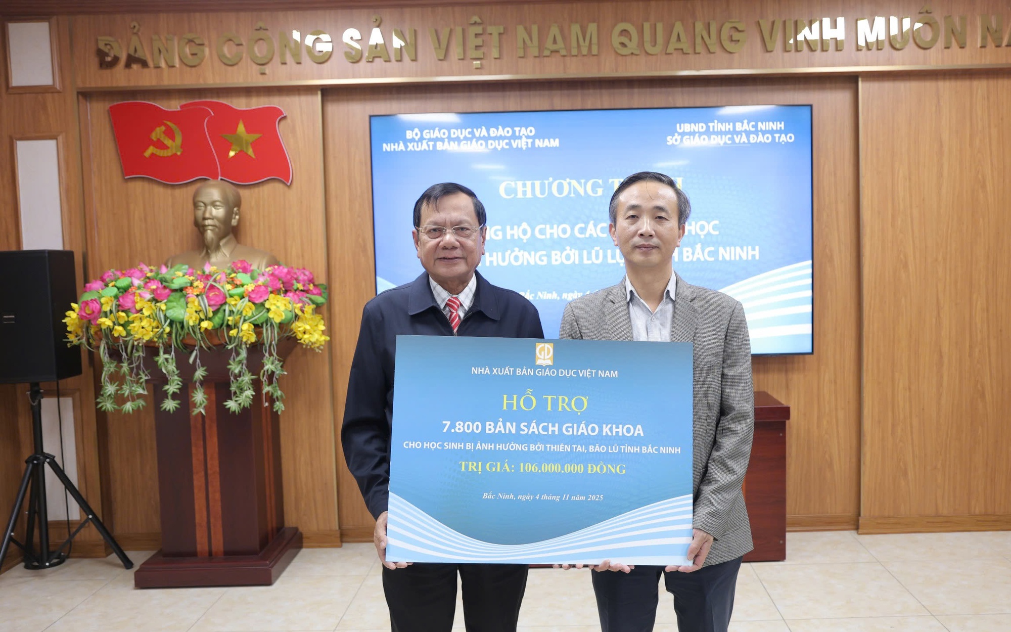 NXB Giáo dục đồng hành cùng học sinh và trường học vùng bão lũ