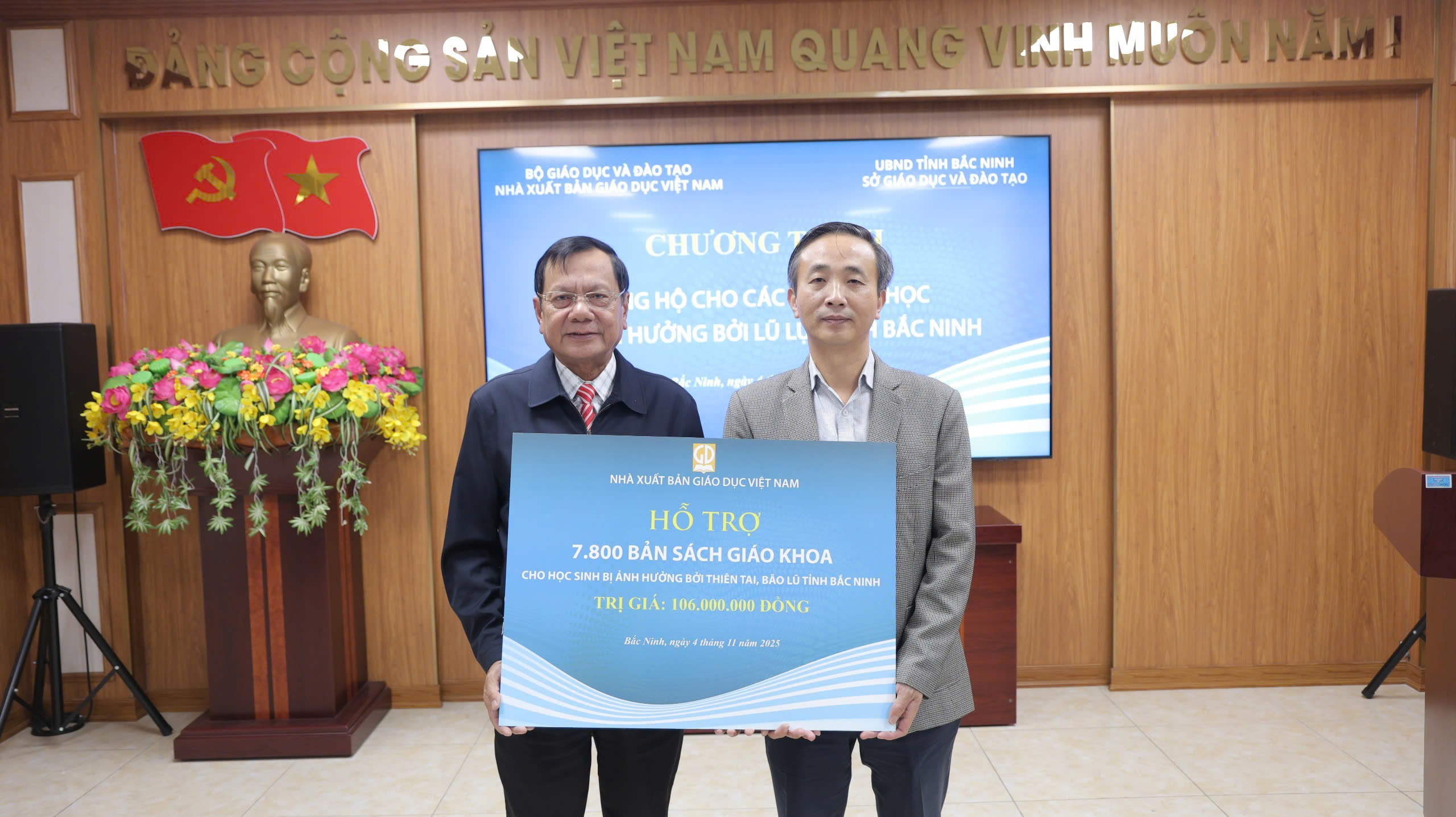 NXB Giáo dục Việt Nam đồng hành cùng học sinh và trường học vùng bão lũ - Ảnh 4.