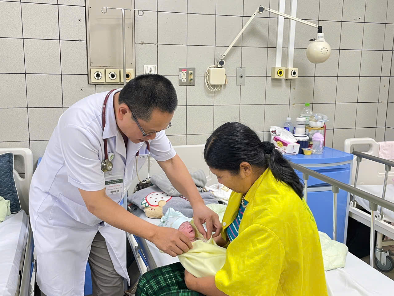 C&uacute;m A b&ugrave;ng ph&aacute;t, nhiều học sinh phải nghỉ học - Ảnh 1.