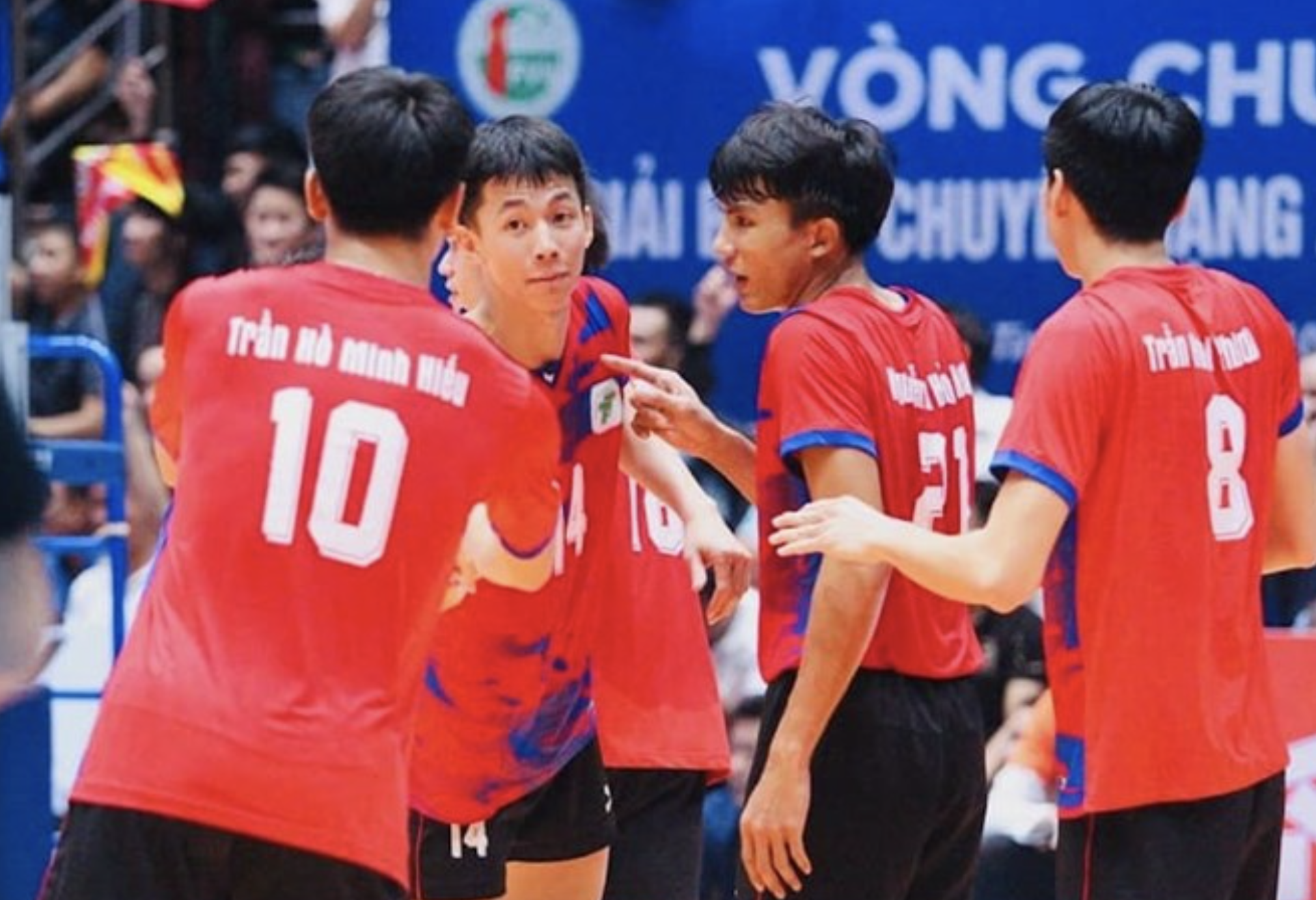 Tuyển b&oacute;ng chuyền nam TP HCM mừng c&ocirc;ng thăng hạng - Ảnh 1.
