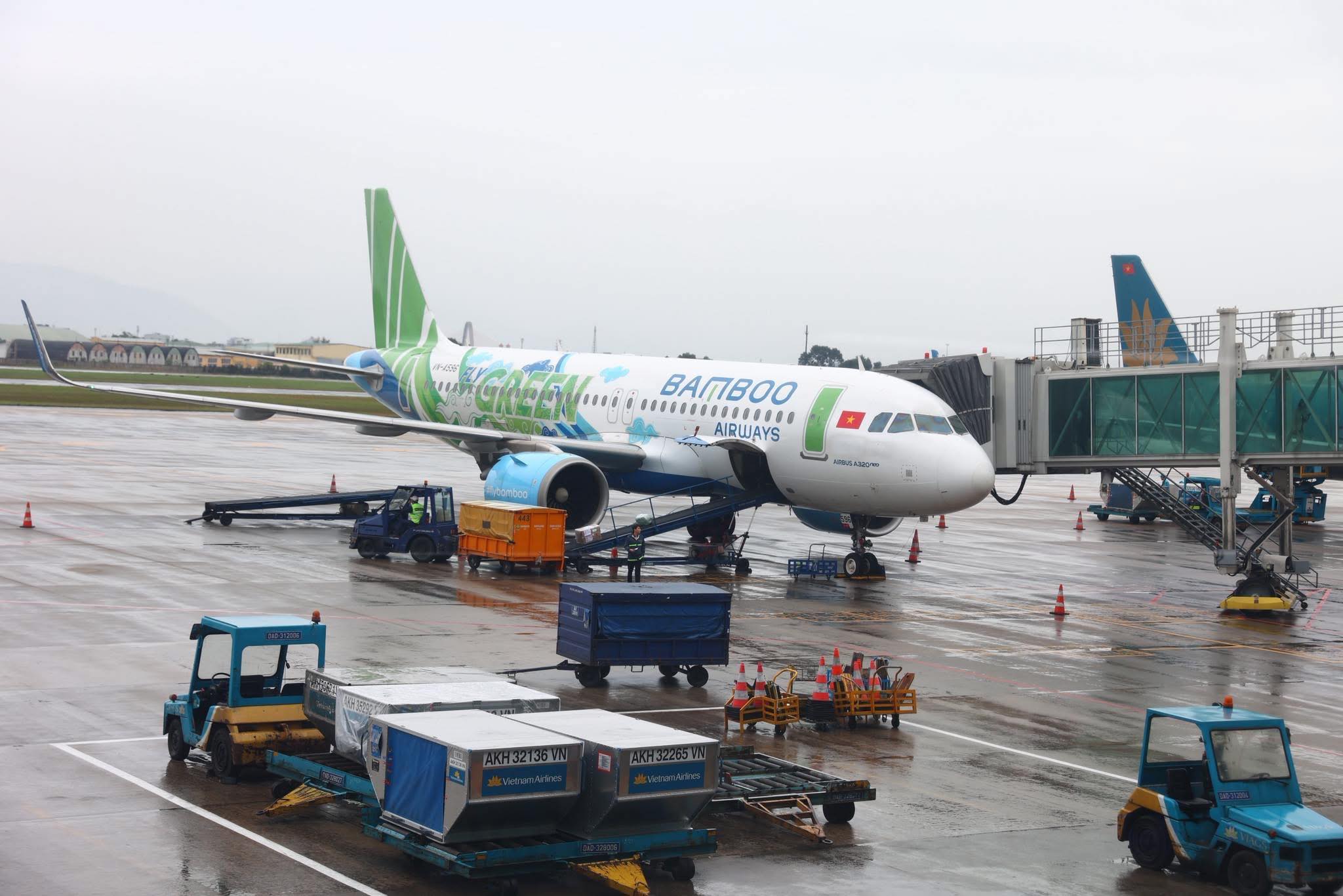 Liên tiếp những chuyến bay miễn phí vận chuyển hàng cứu trợ về miền Trung - Ảnh 4.