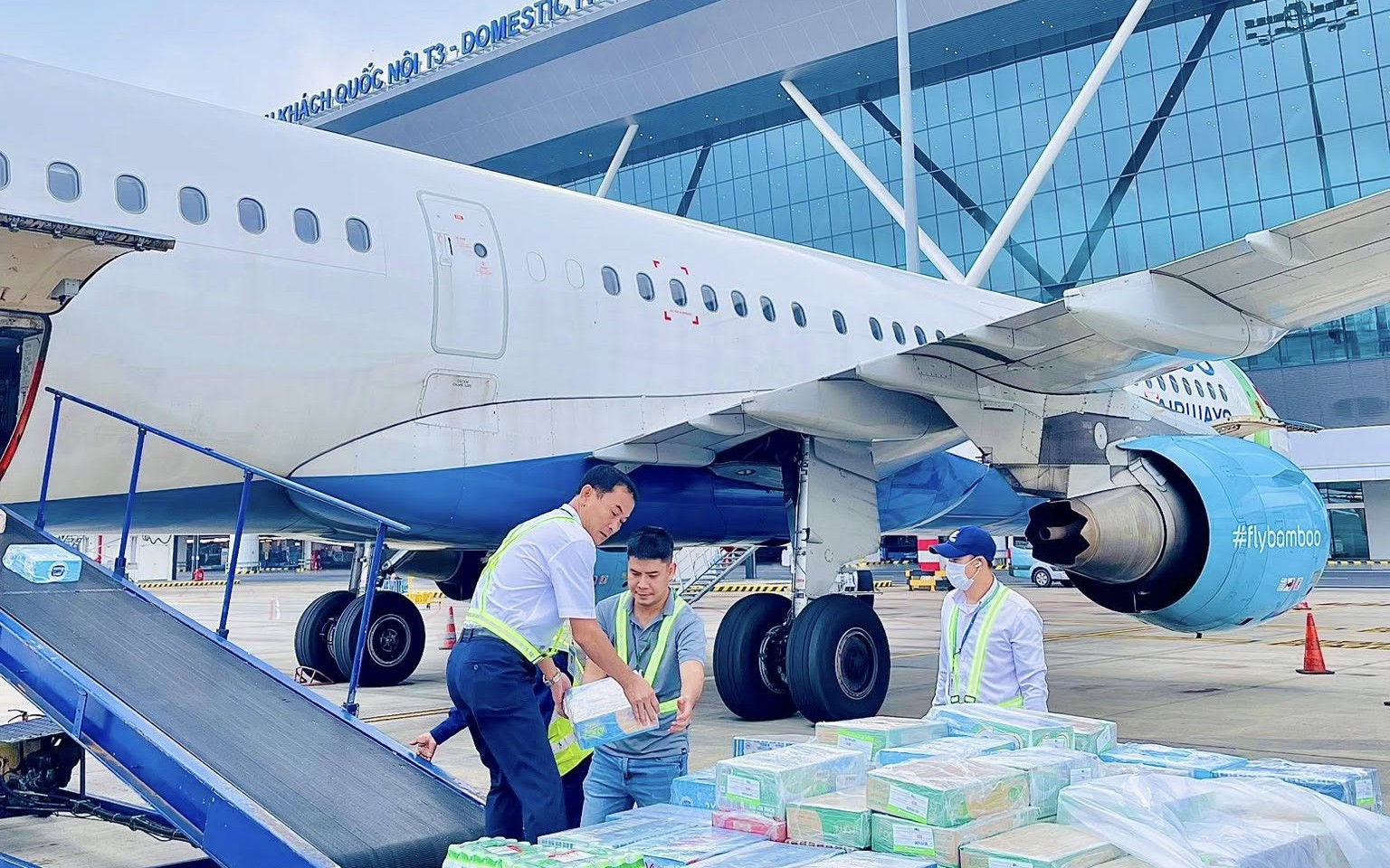 Liên tiếp những chuyến bay miễn phí vận chuyển hàng cứu trợ về miền Trung