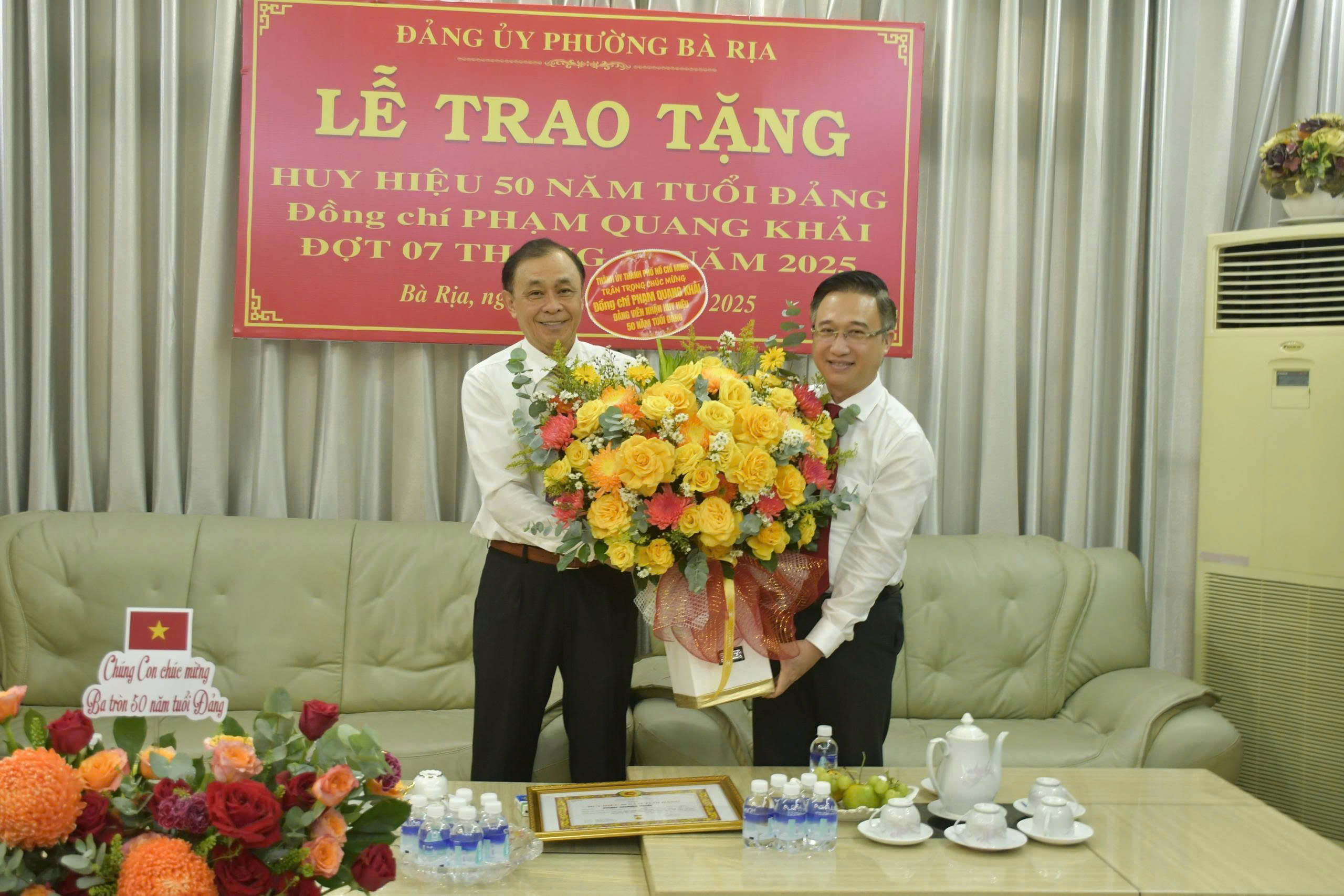 Trao Huy hiệu 50 năm tuổi Đảng cho nguy&ecirc;n Ph&oacute; B&iacute; thư Thường trực Tỉnh ủy B&agrave; Rịa - Vũng T&agrave;u - Ảnh 2.