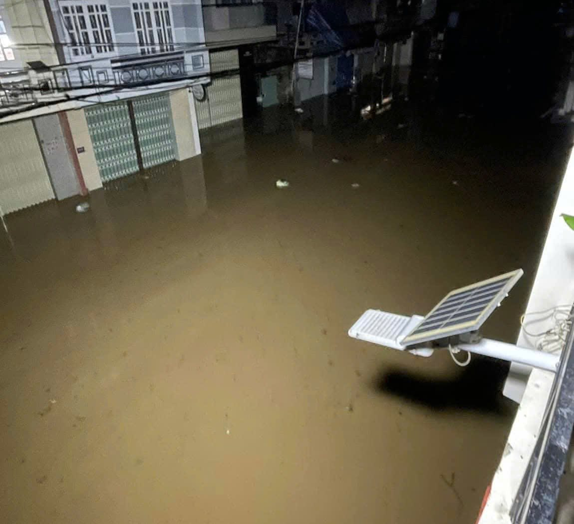 B&atilde;o số 13 Kalmaegi: H&agrave;ng ng&agrave;n người d&acirc;n chạy lũ trong đ&ecirc;m - Ảnh 2.