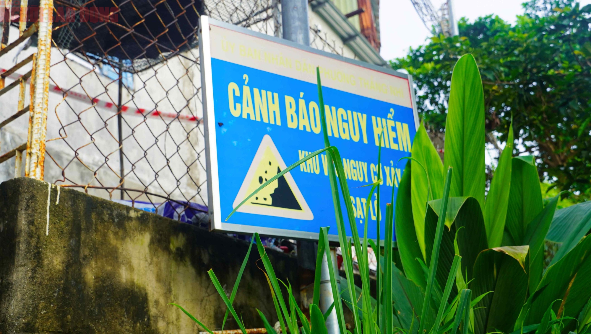 Cận cảnh khu vực nguy cơ sạt lở khiến 81 người ở Vũng T&agrave;u phải di dời trong đ&ecirc;m - Ảnh 3.
