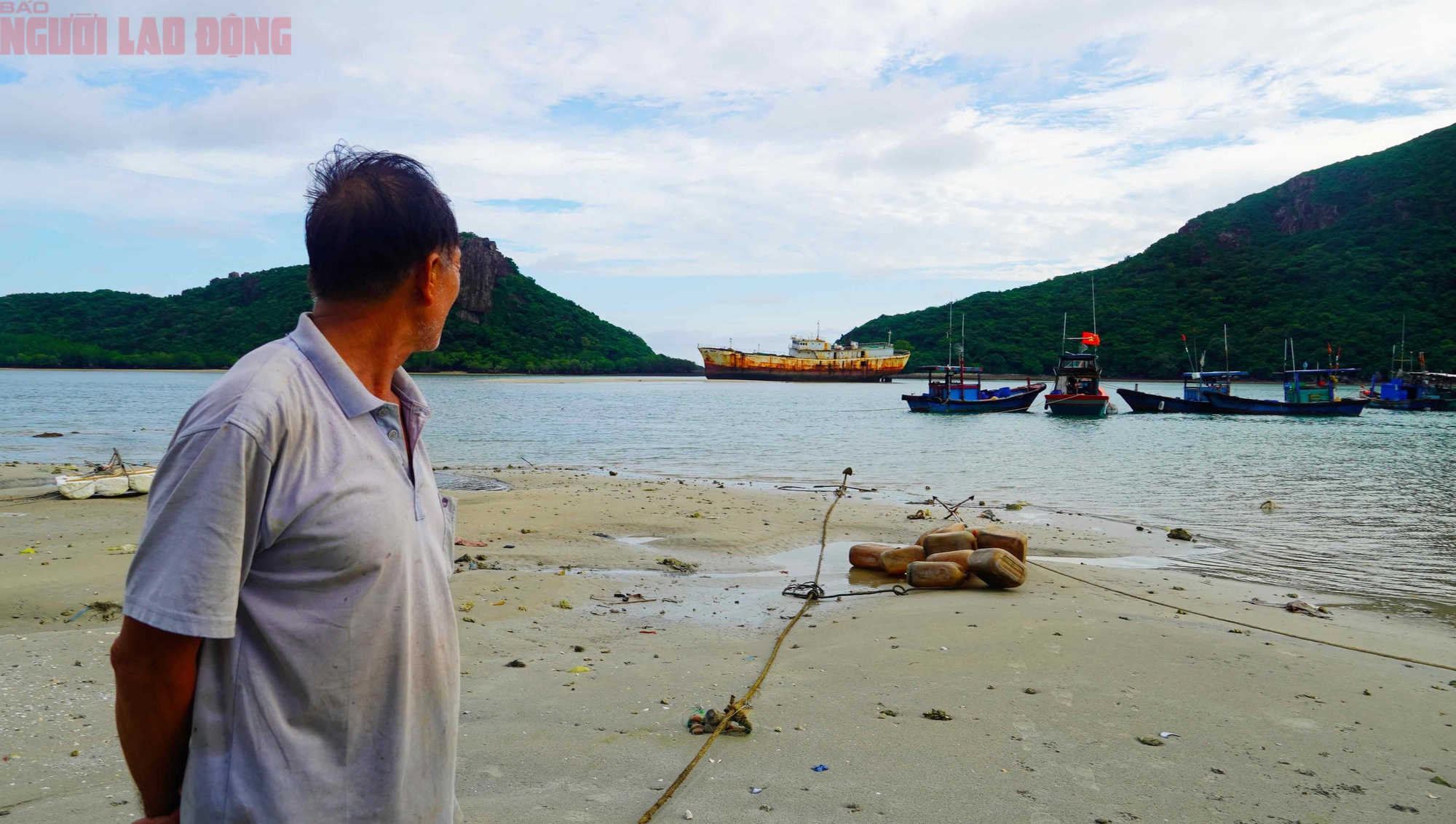 Tàu "Sheng Li" rời Côn Đảo, khép lại hành trình con tàu bỏ hoang từng gây sốt mạng xã hội - Ảnh 2.