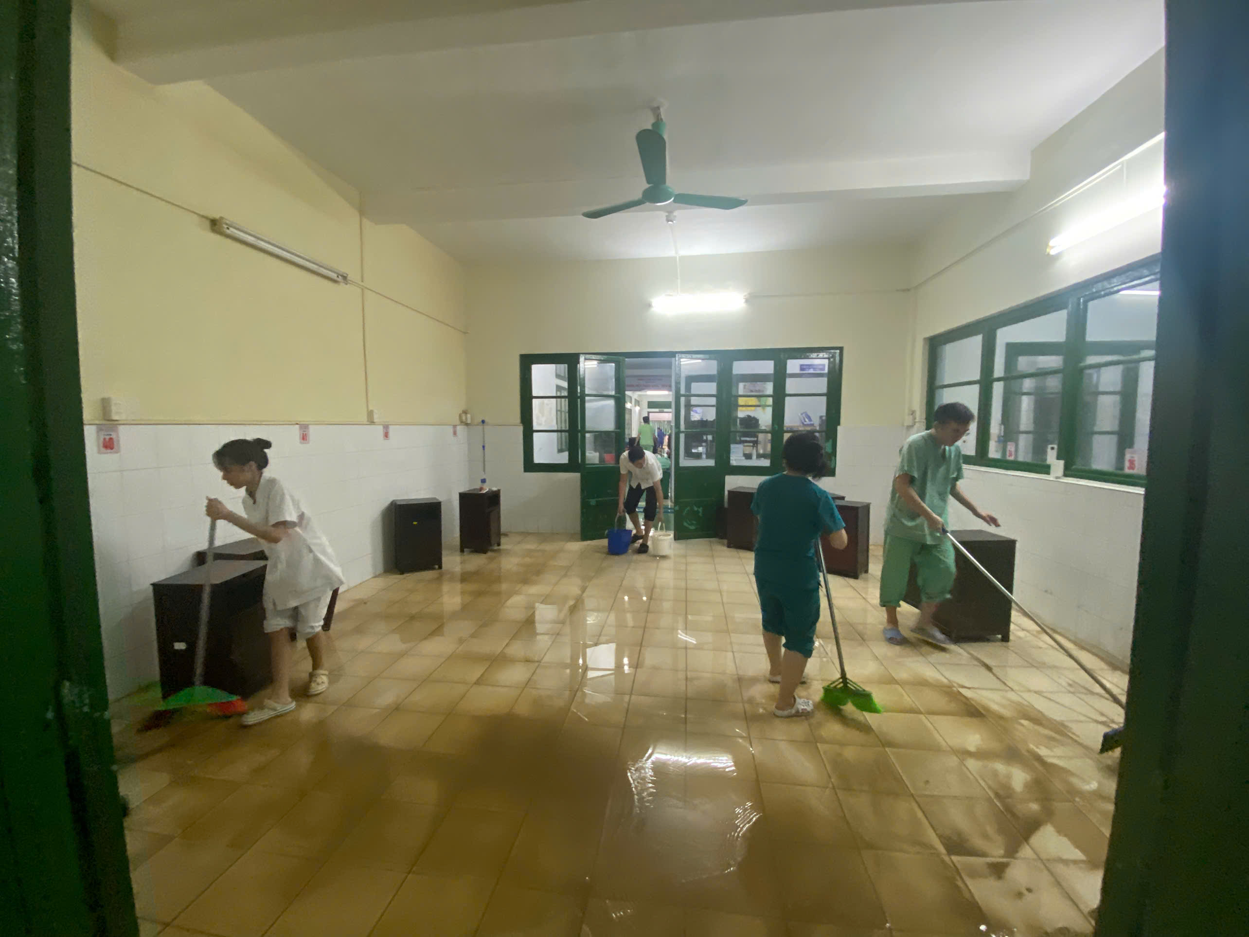 Bệnh viện lớn nhất miền Trung chi hỗ trợ mỗi c&aacute;n bộ, vi&ecirc;n chức 5 triệu đồng - Ảnh 2.