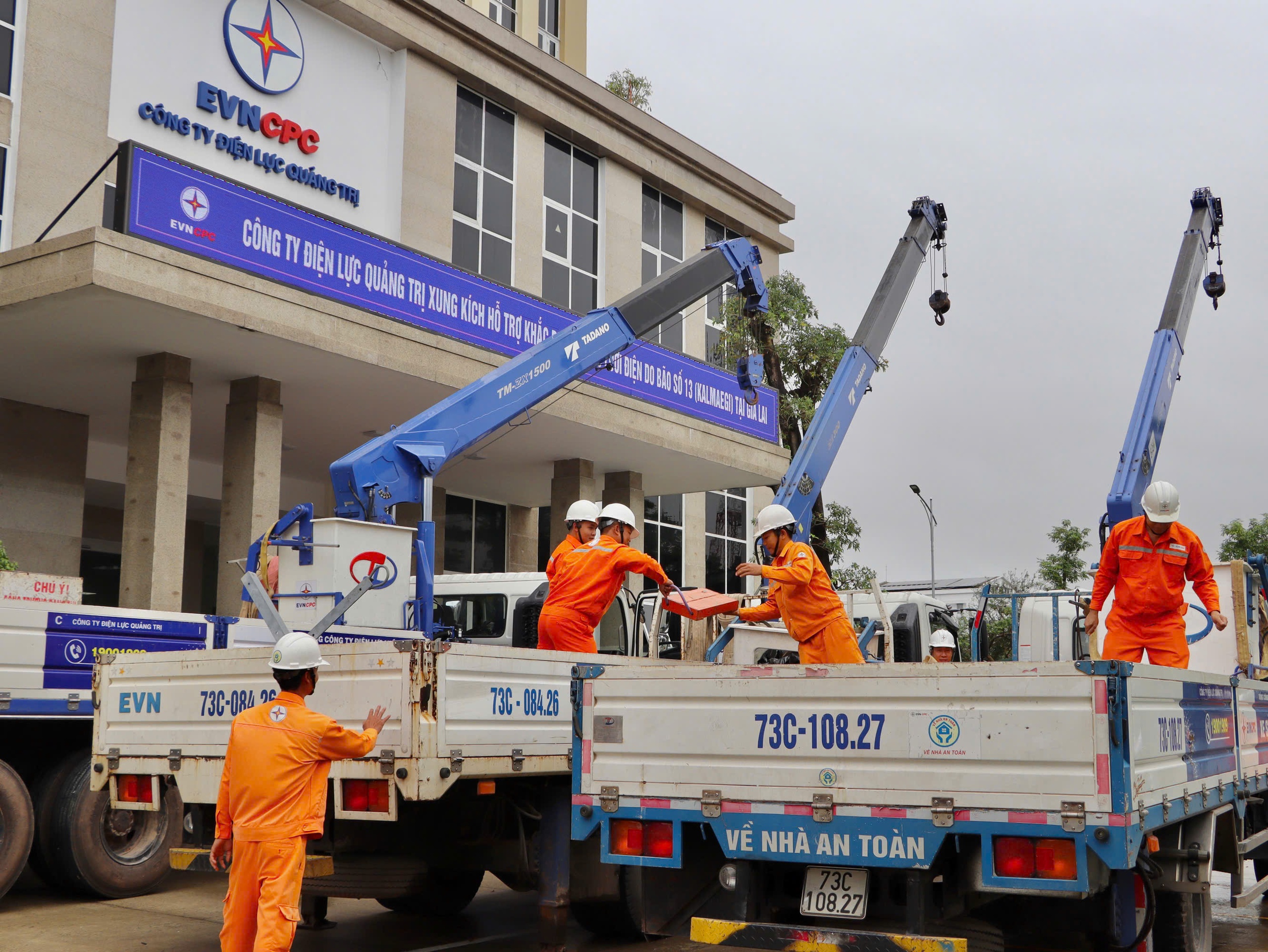 Điện lực Quảng Trị hỗ trợ khôi phục lưới điện tại Gia Lai sau bão số 13 - Ảnh 2.