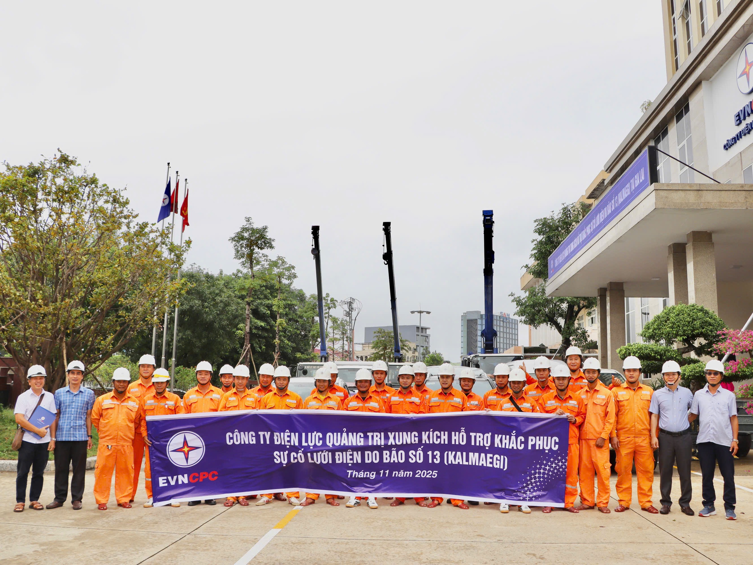 Điện lực Quảng Trị hỗ trợ khôi phục lưới điện tại Gia Lai sau bão số 13 - Ảnh 1.