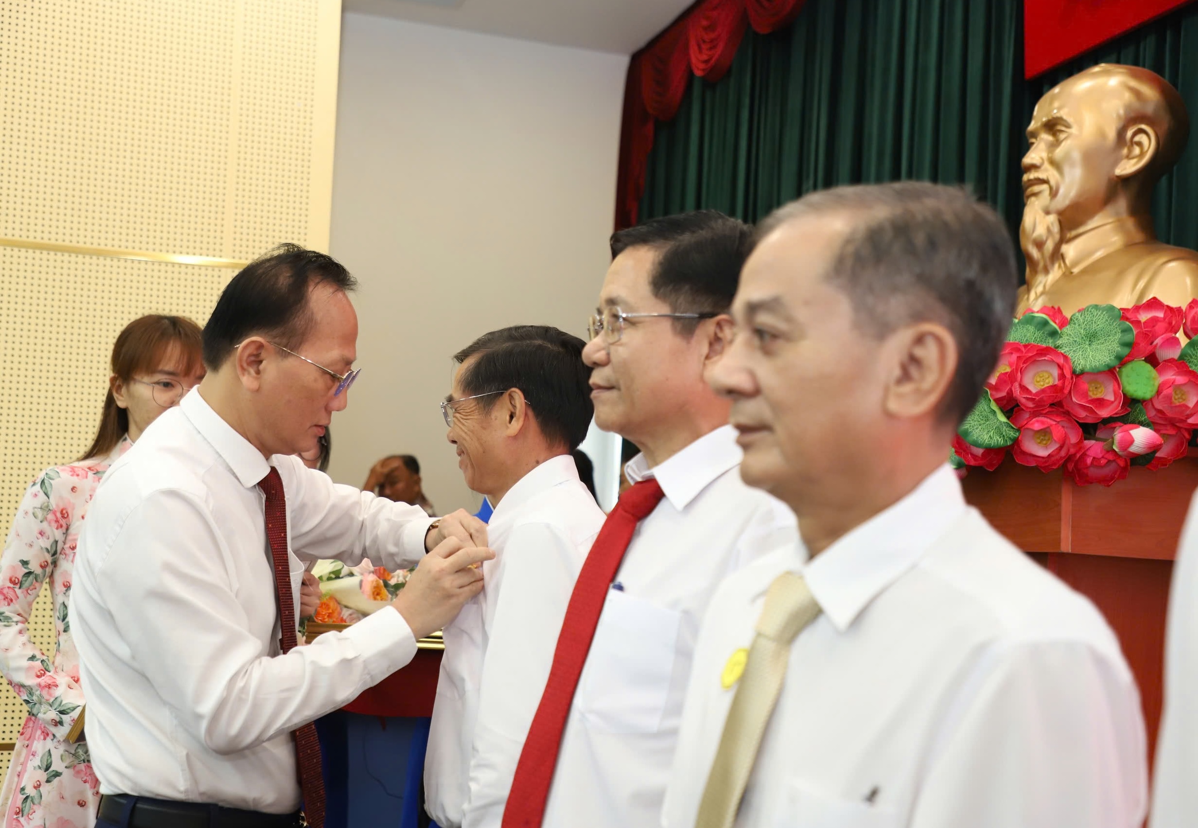 Đảng ủy UBND TP HCM trao Huy hiệu Đảng cho 32 đảng vi&ecirc;n - Ảnh 2.