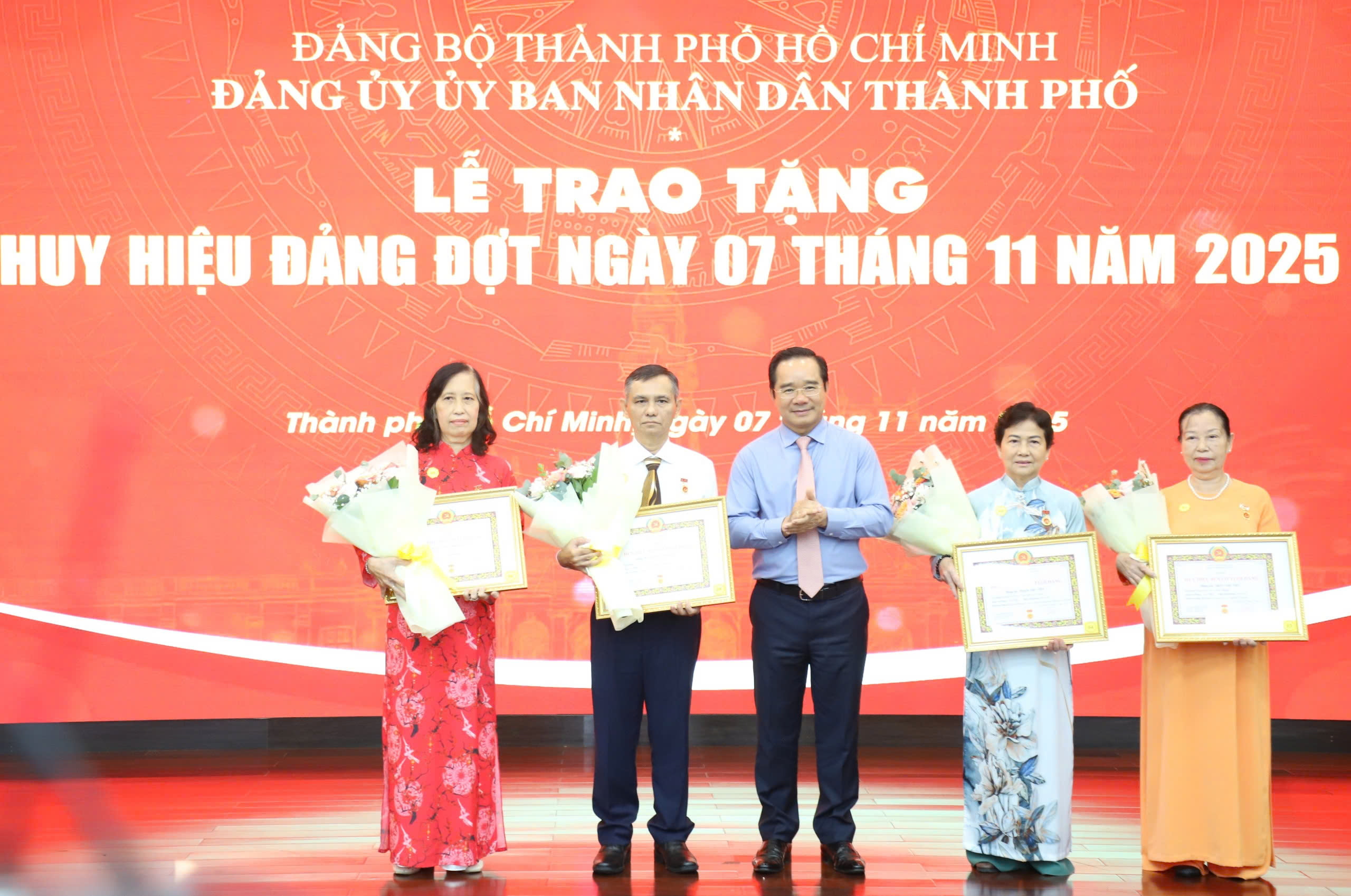 Đảng ủy UBND TP HCM trao Huy hiệu Đảng cho 32 đảng vi&ecirc;n - Ảnh 1.
