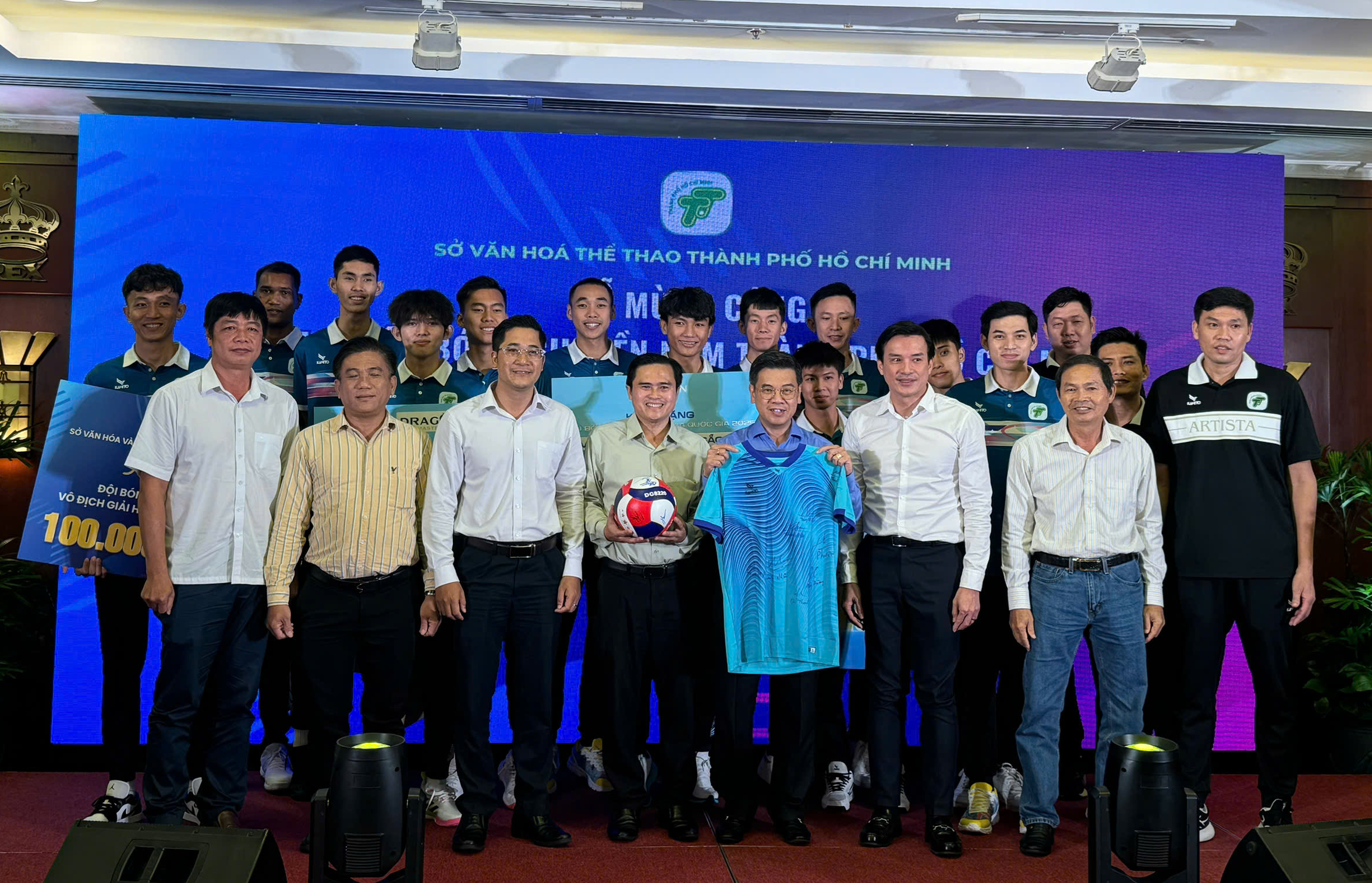 Tuyển b&oacute;ng chuyền nam TP HCM mừng c&ocirc;ng thăng hạng - Ảnh 4.