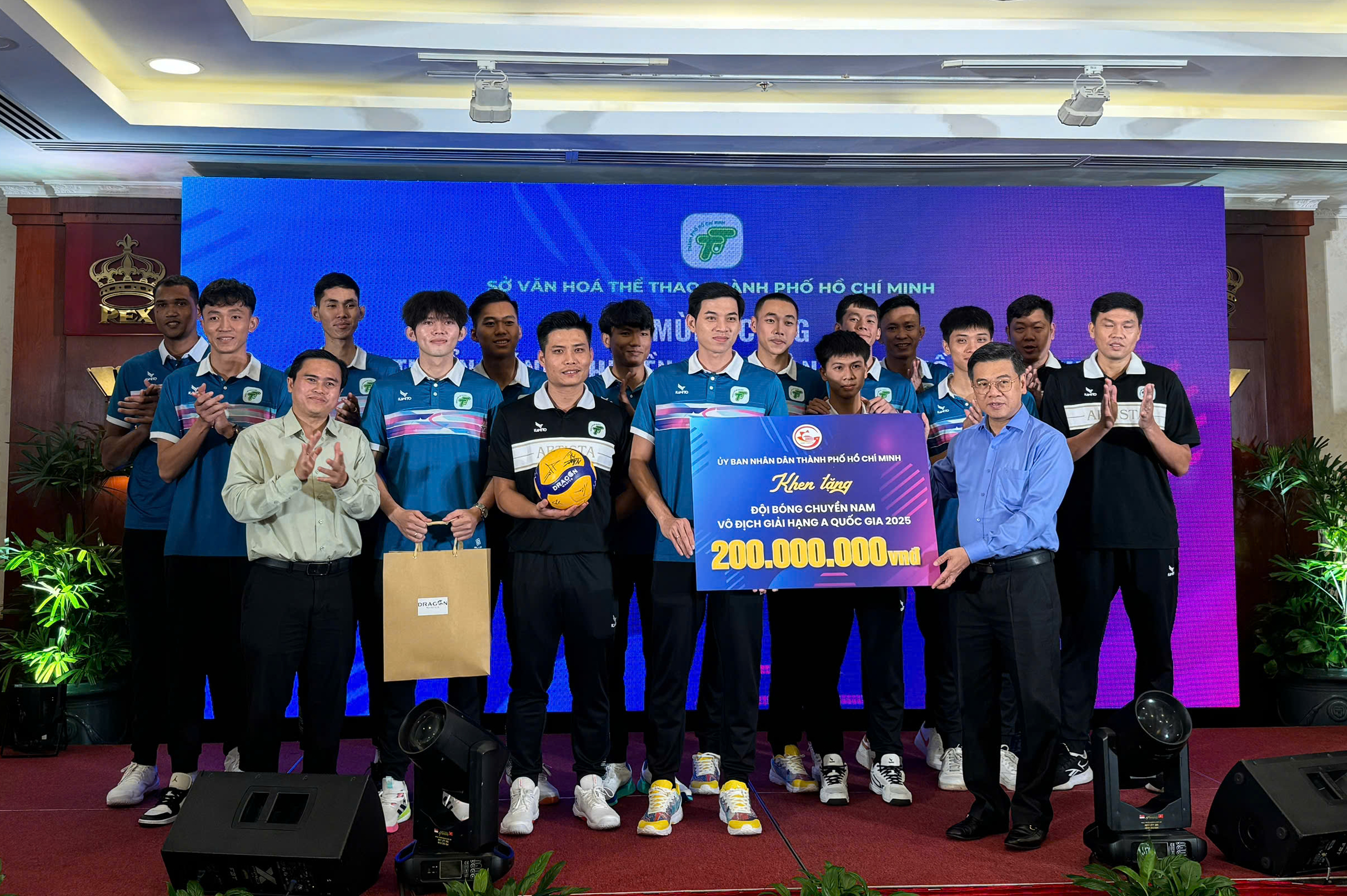 Tuyển b&oacute;ng chuyền nam TP HCM mừng c&ocirc;ng thăng hạng - Ảnh 3.